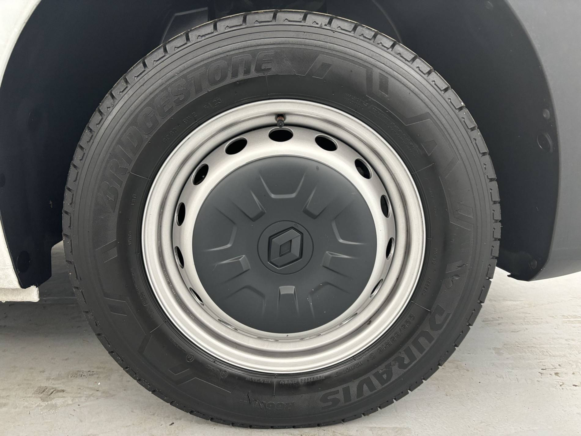 Vente en ligne Renault Master Fourgon MASTER FGN TRAC F3500 L3H3 BLUE DCI 135 au prix de 28 500 €