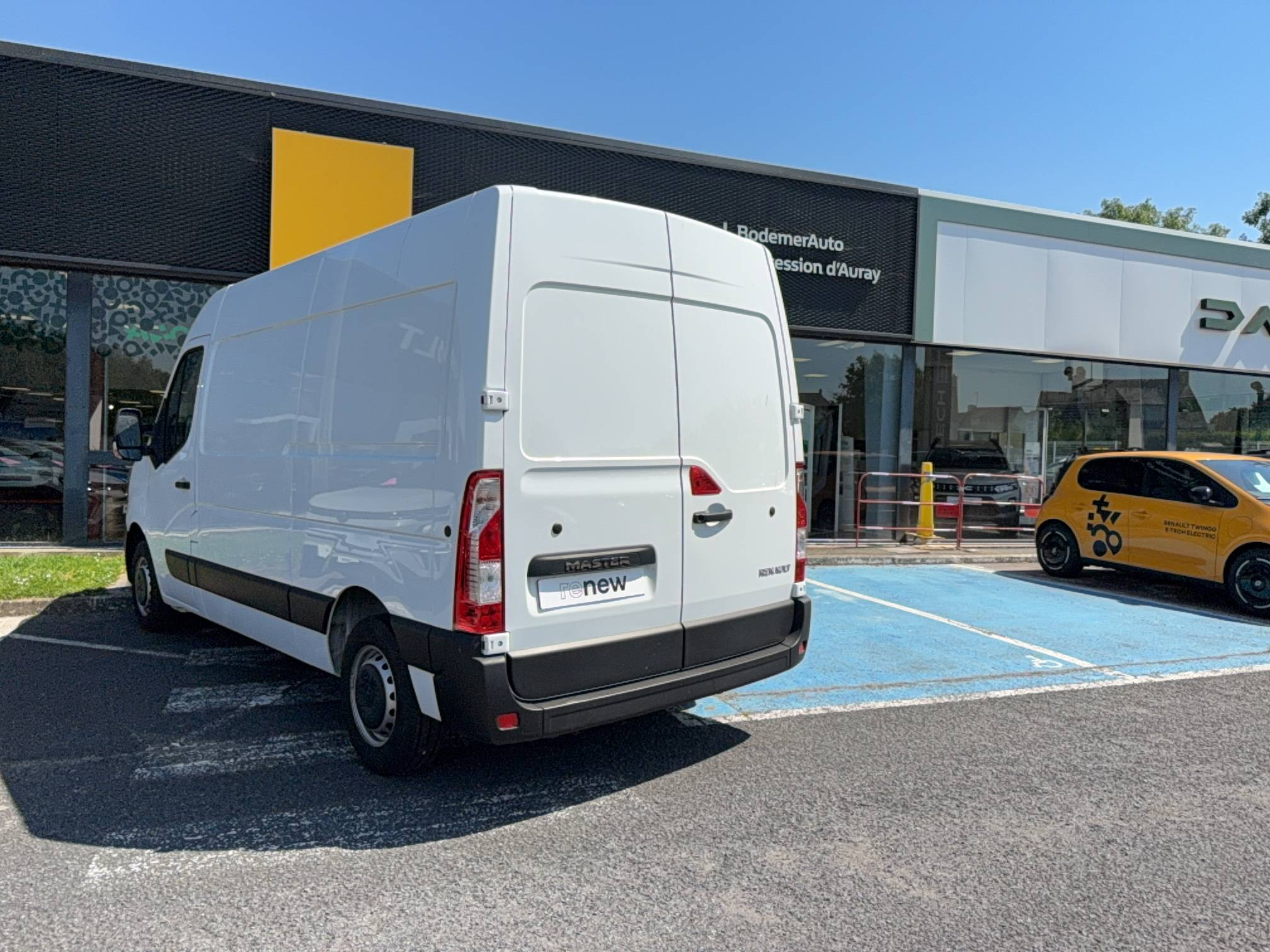 Vente en ligne Renault Master Fourgon MASTER FGN TRAC F3500 L2H2 BLUE DCI 135 au prix de 26 790 €