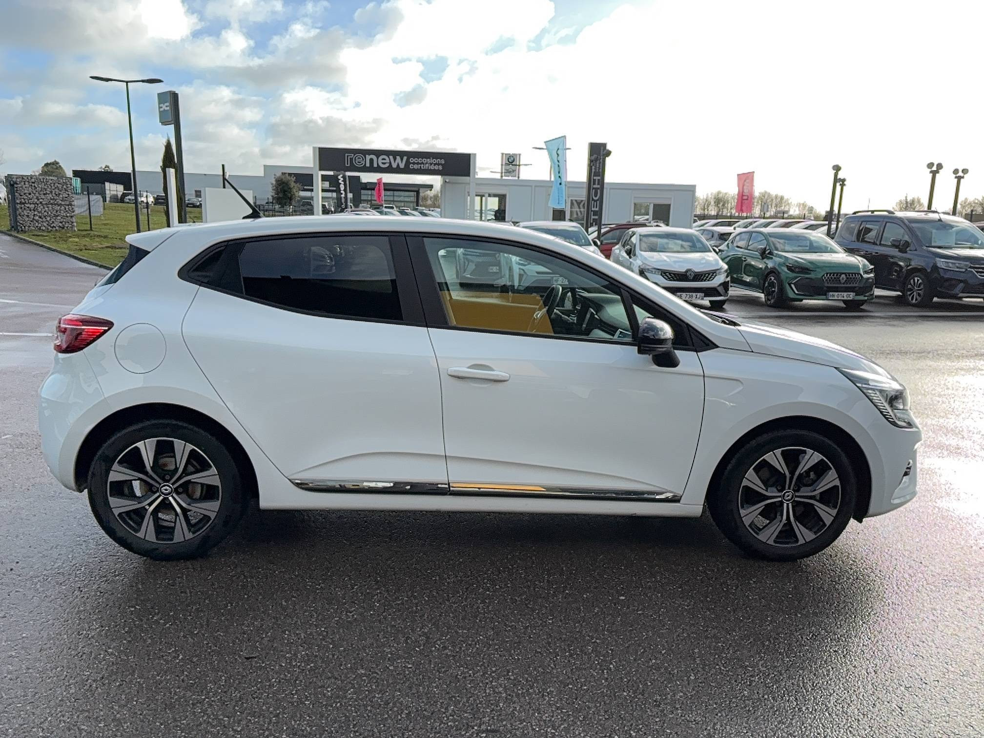 Vente en ligne Renault Clio 5 Clio E-Tech hybride 145 au prix de 17 391 €