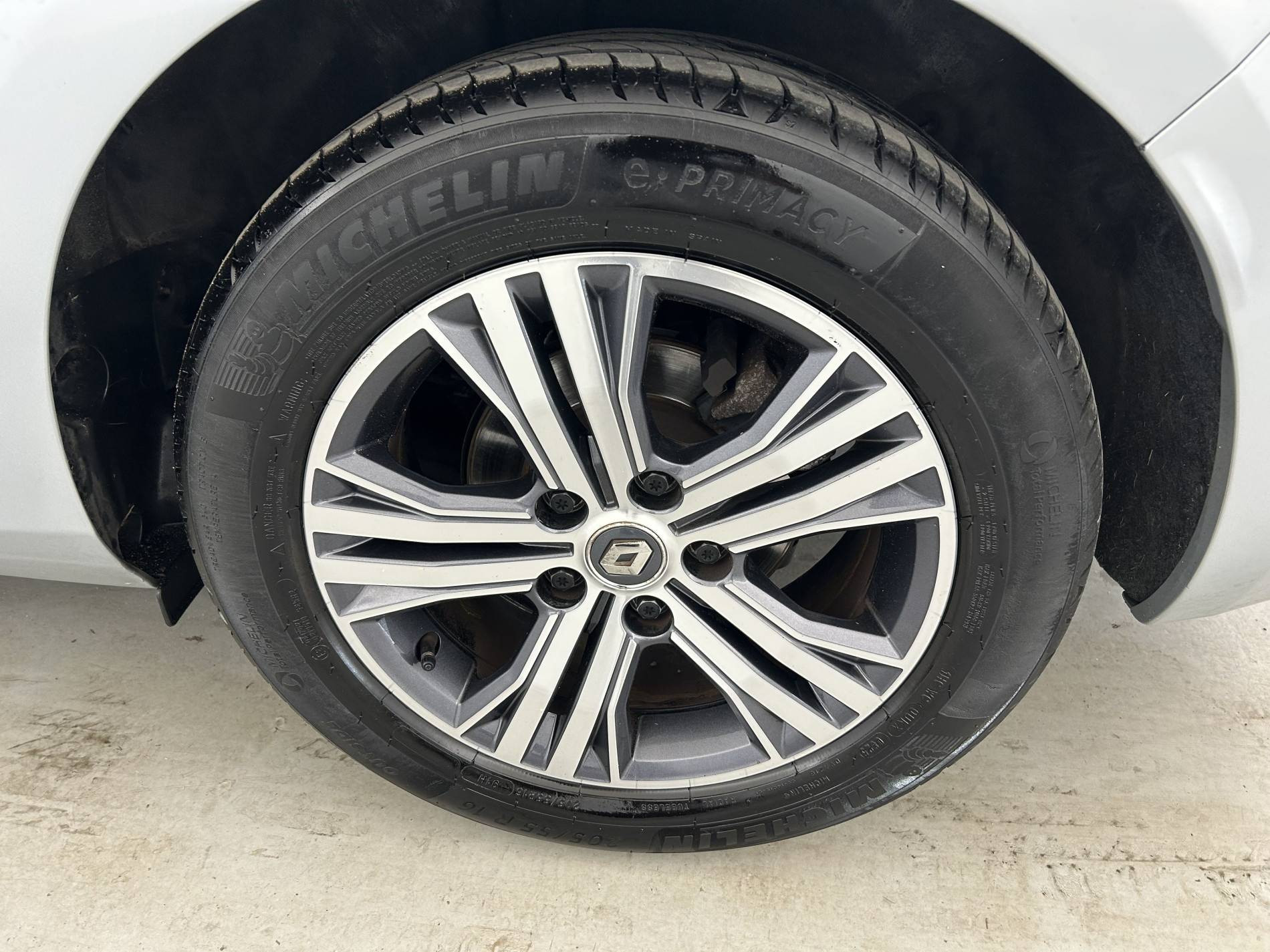 Vente en ligne Renault Megane 4 Estate  Blue dCi 115 EDC au prix de 17 990 €