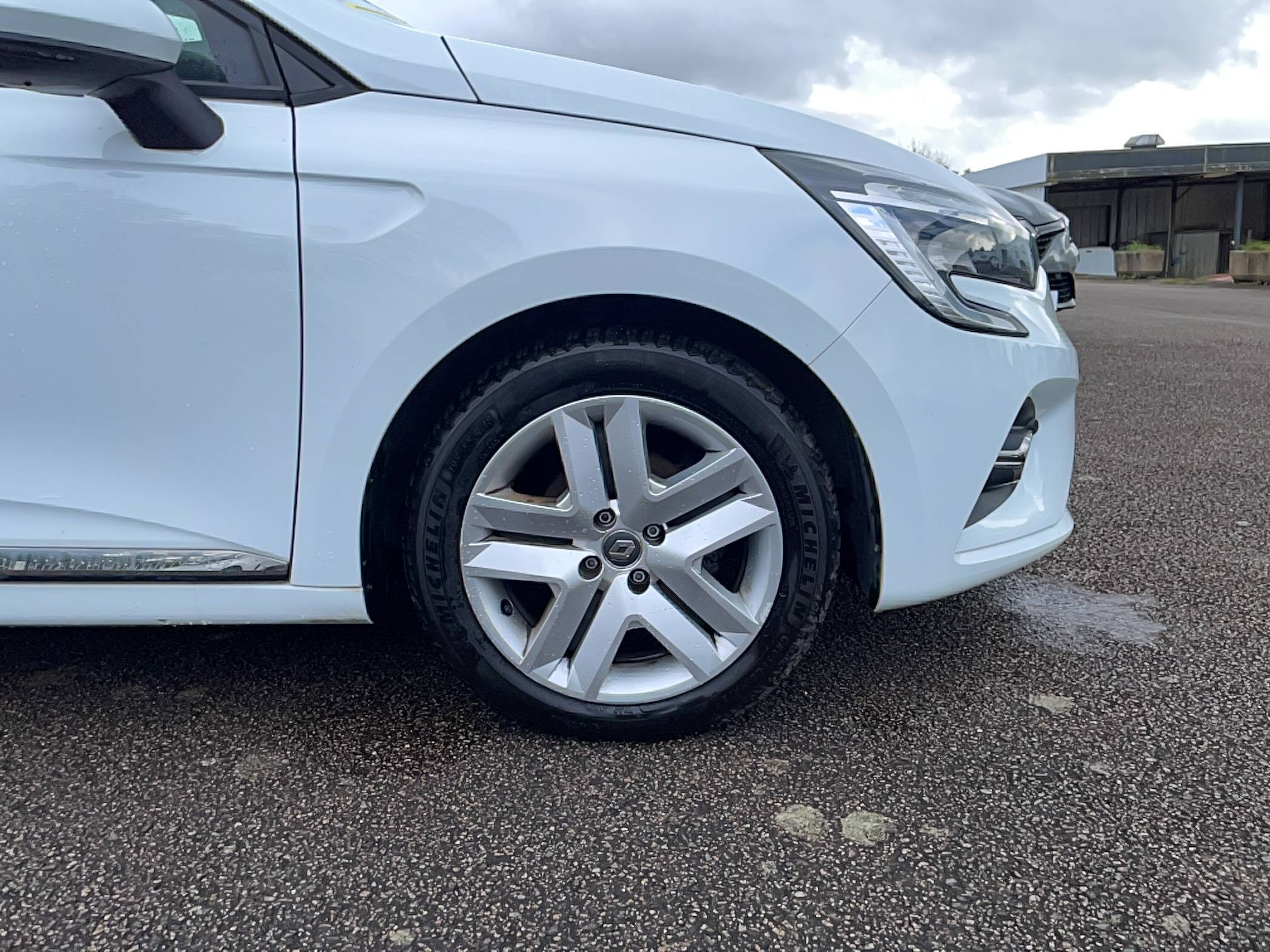 Vente en ligne Renault Clio 5 Clio TCe 90 - 21 au prix de 12 590 €