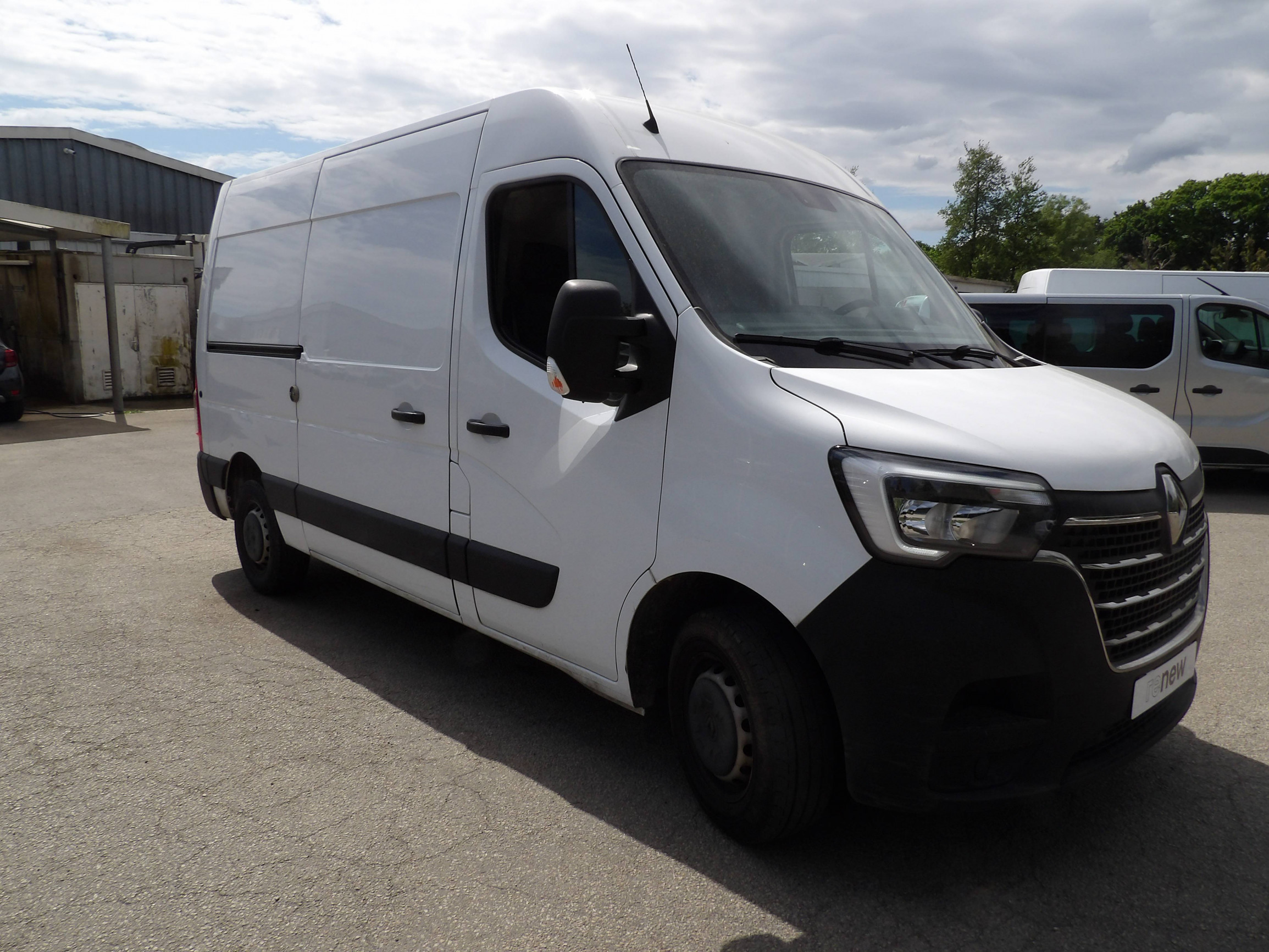 Vente en ligne Renault Master Fourgon MASTER FGN TRAC F3300 L2H2 BLUE DCI 180 au prix de 22 499 €