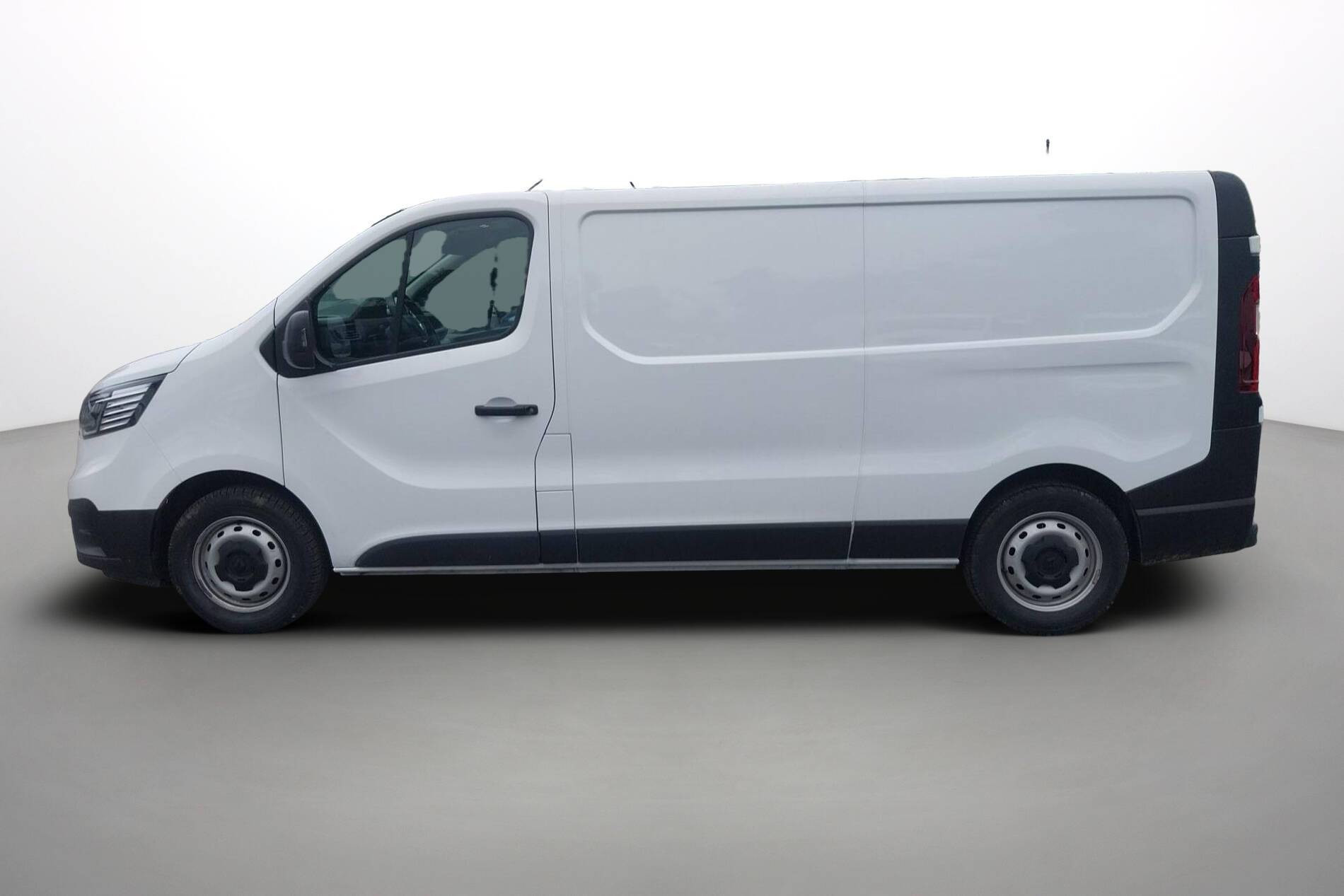 Vente en ligne Renault Trafic 3 Fourgon TRAFIC FGN L2H1 3000 KG BLUE DCI 130 au prix de 23 690 €