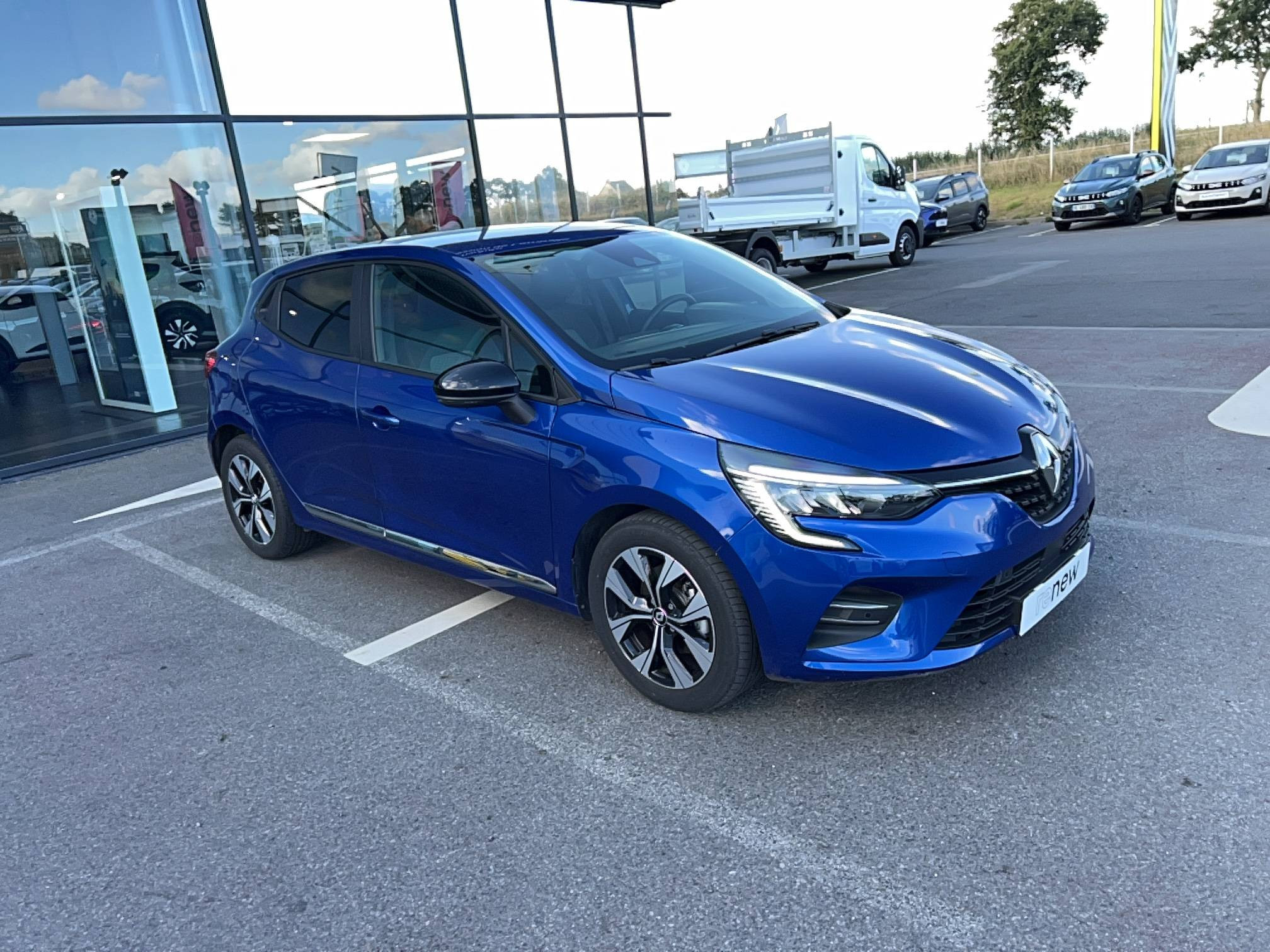 Vente en ligne Renault Clio 5 Clio E-Tech full hybrid 145 au prix de 16 990 €