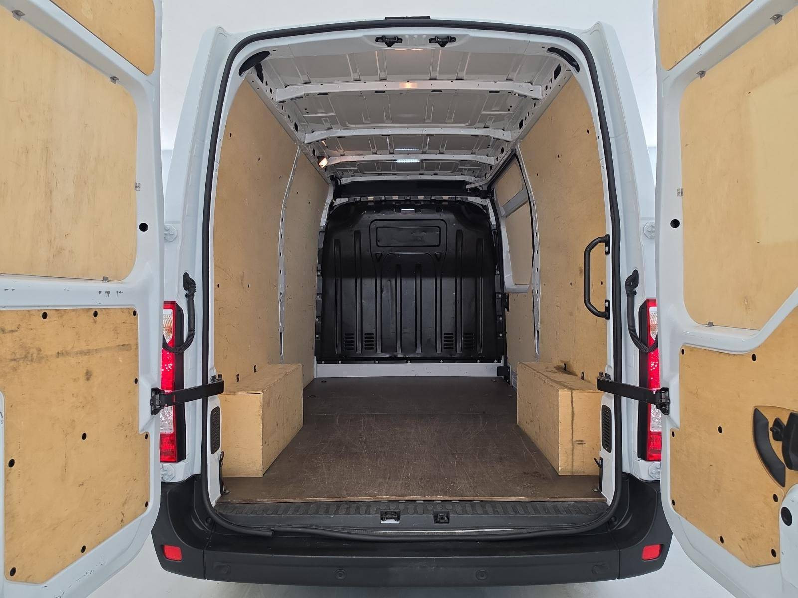 Vente en ligne Renault Master Fourgon MASTER FGN TRAC F3500 L2H2 BLUE DCI 135 au prix de 22 990 €