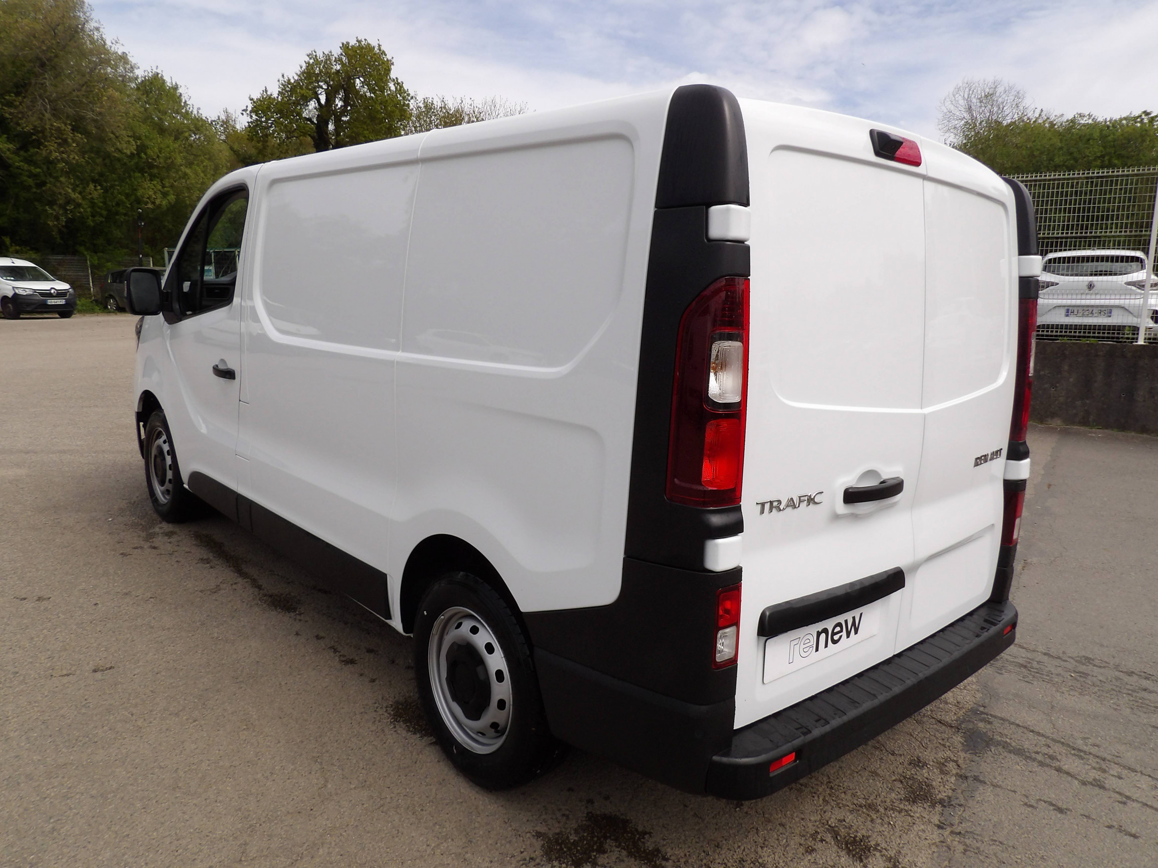 Vente en ligne Renault Trafic 3 Fourgon TRAFIC FG BLUE DCI 130 L1H1 3T GSR2 au prix de 28 999 €