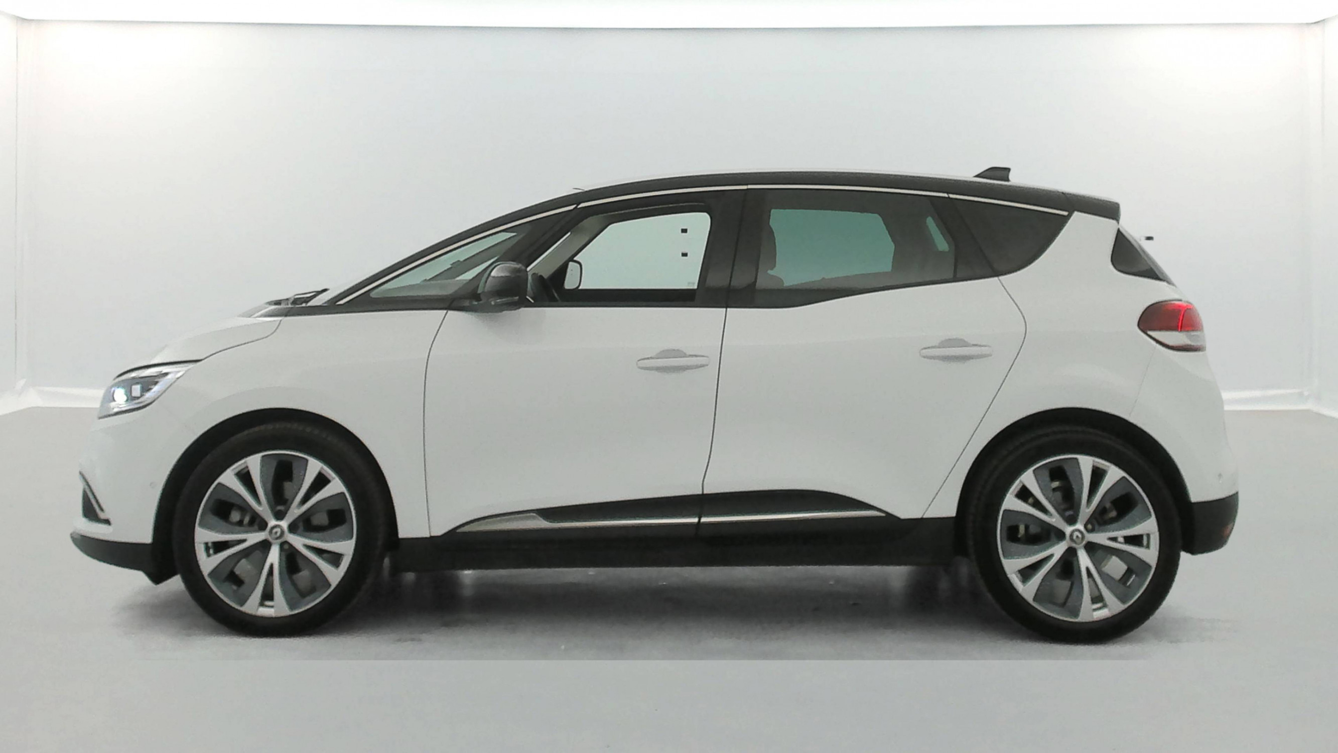 Vente en ligne Renault Scenic 4 Scenic TCe 140 Energy EDC au prix de 18 790 €