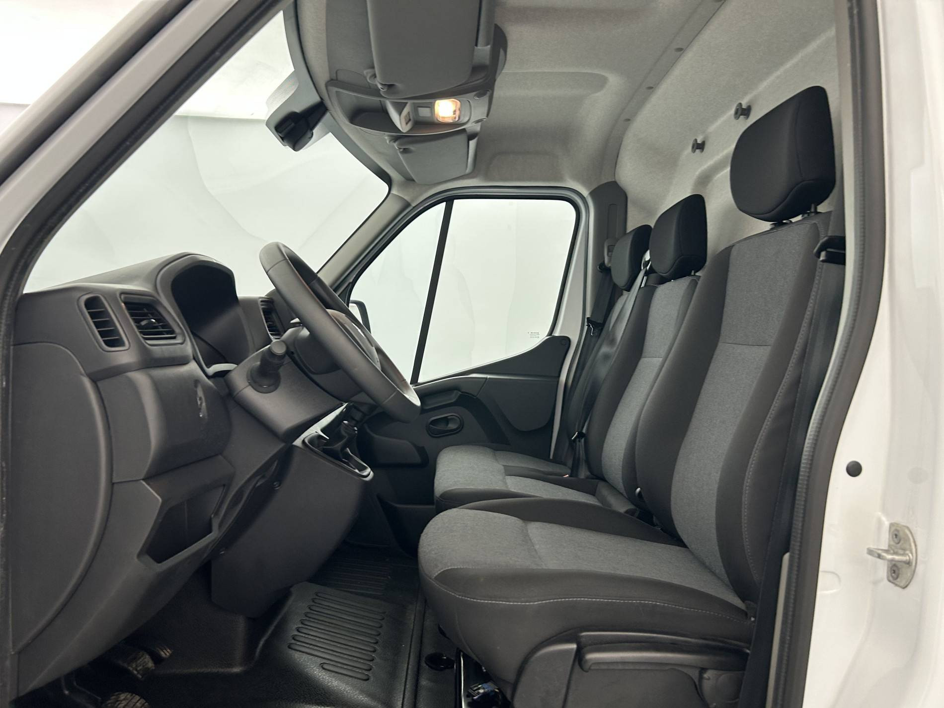 Vente en ligne Renault Master Fourgon MASTER FGN TRAC F3500 L2H2 BLUE DCI 135 au prix de 26 990 €