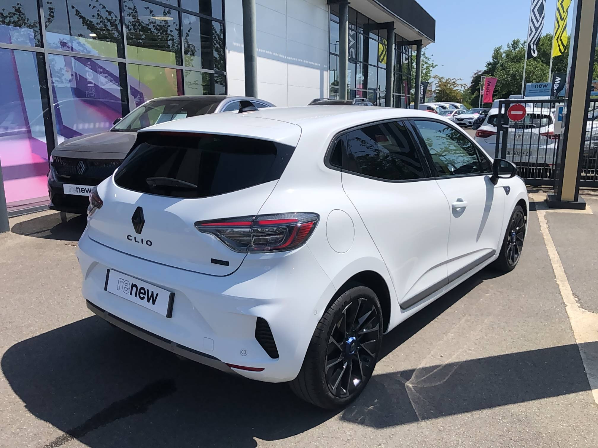 Vente en ligne Renault Clio 5 Clio E-Tech full hybrid 145 au prix de 16 490 €