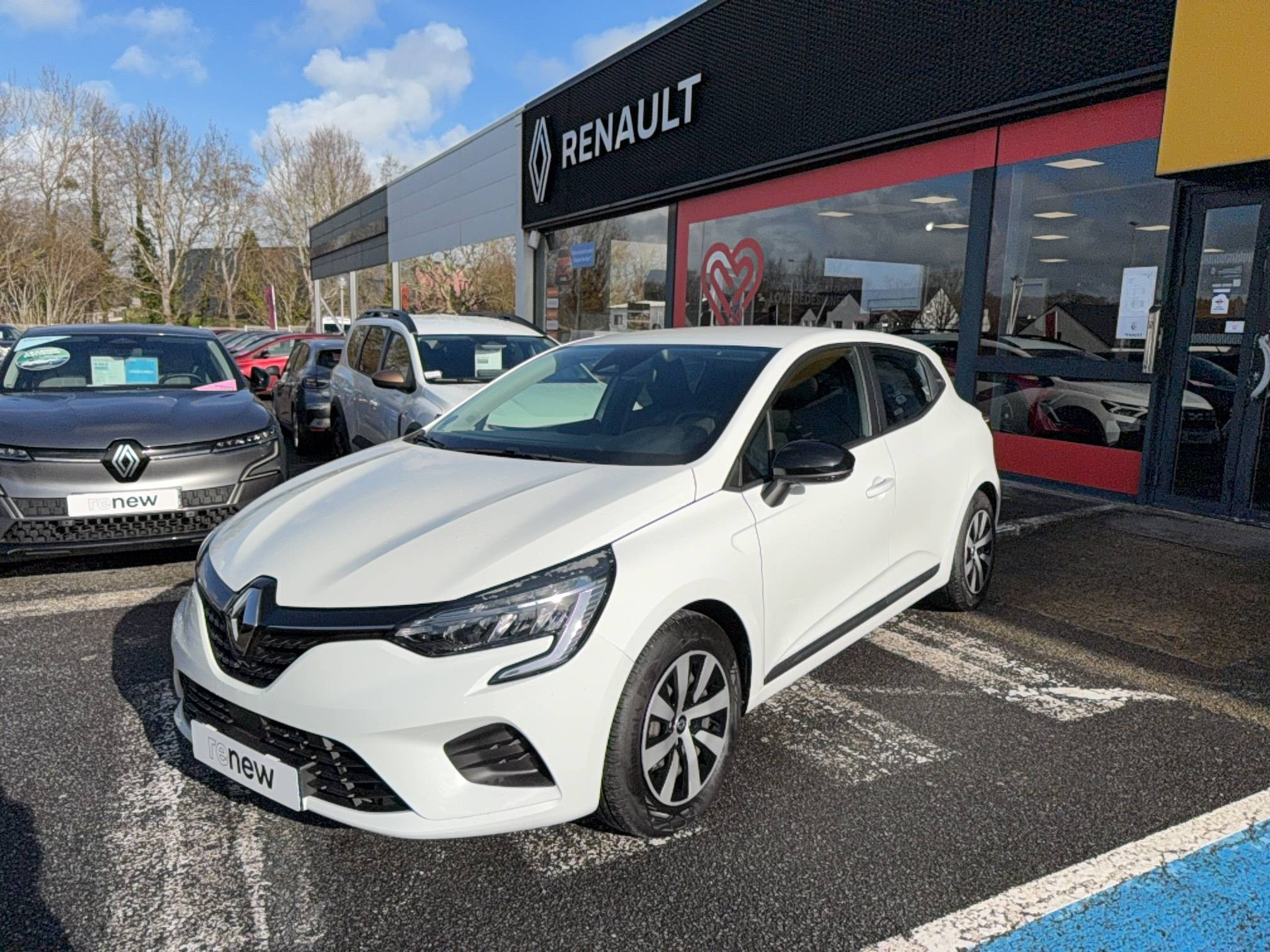 Renault Clio 5 Clio E-Tech full hybrid 145 occasion de 2023 en vente à Auray