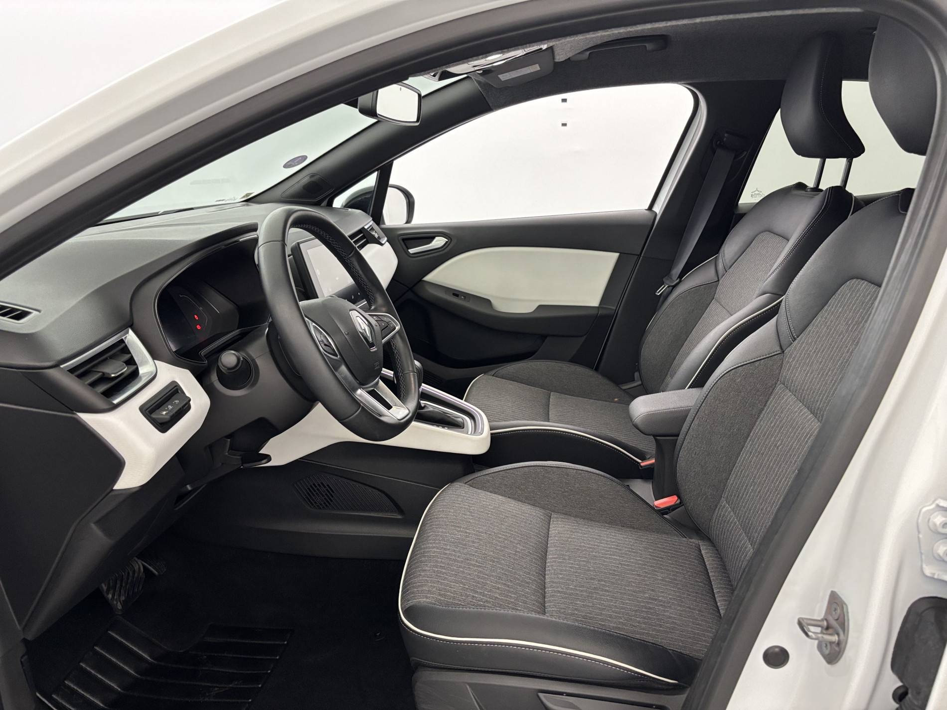 Vente en ligne Renault Clio 5 Clio E-Tech full hybrid 145 au prix de 15 890 €