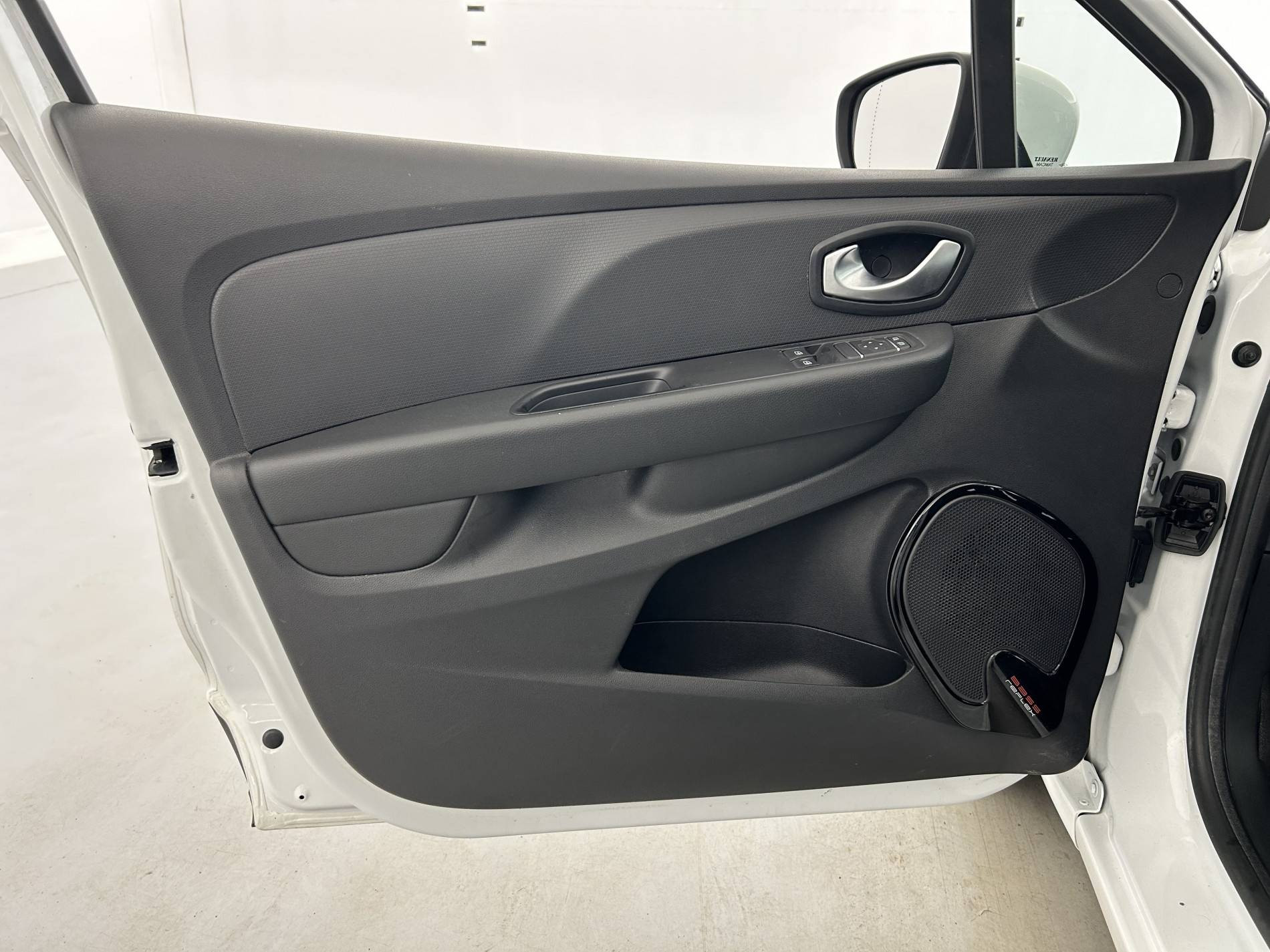 Vente en ligne Renault Clio 4 Clio dCi 75 E6C au prix de 10 890 €