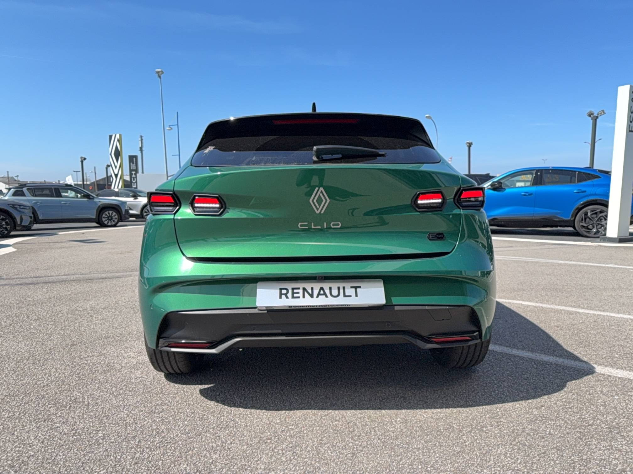 Vente en ligne Renault Clio 6 Clio E-Tech full hybrid 160 ch au prix de 25 500 €