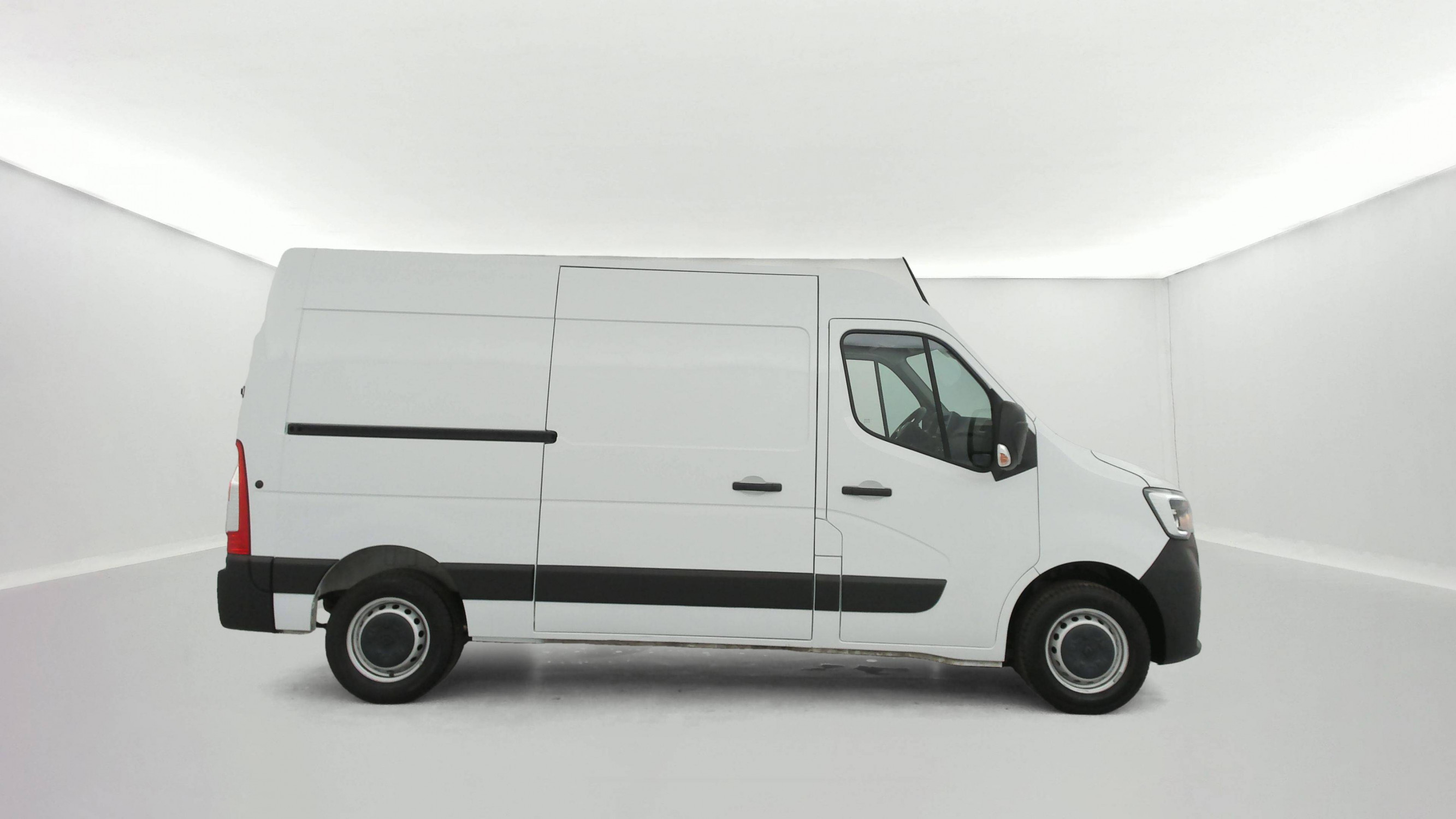 Vente en ligne Renault Master Fourgon MASTER FGN TRAC F3500 L2H2 BLUE DCI 135 au prix de 26 990 €