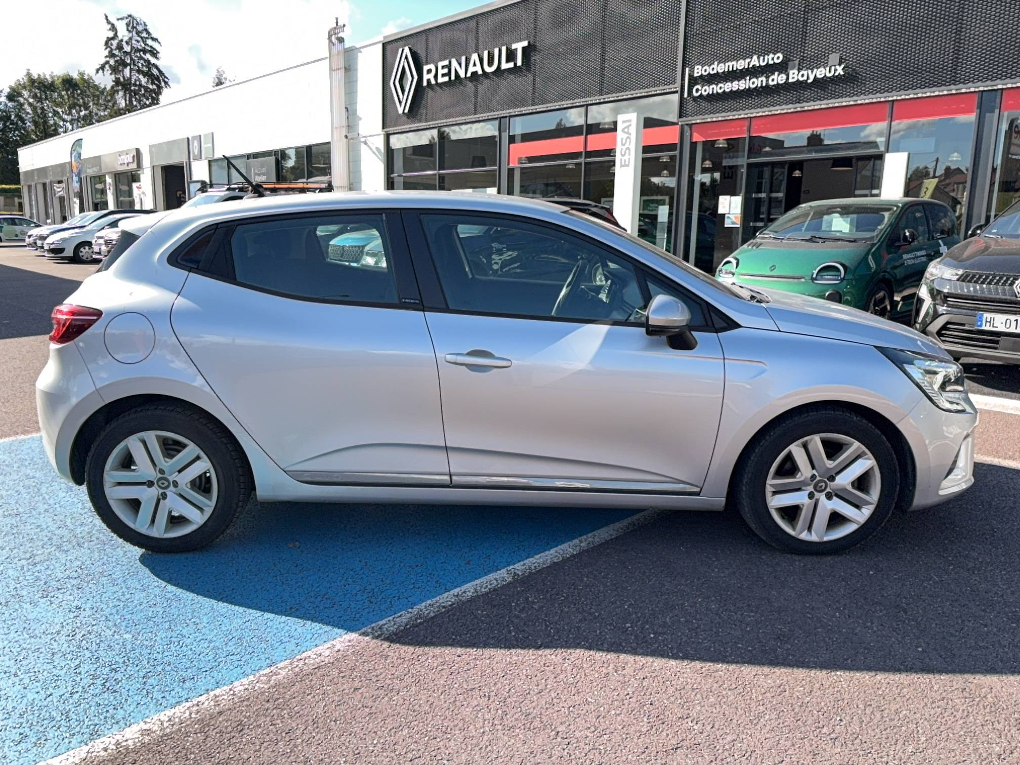 Vente en ligne Renault Clio 5 Clio E-Tech 140 au prix de 12 590 €