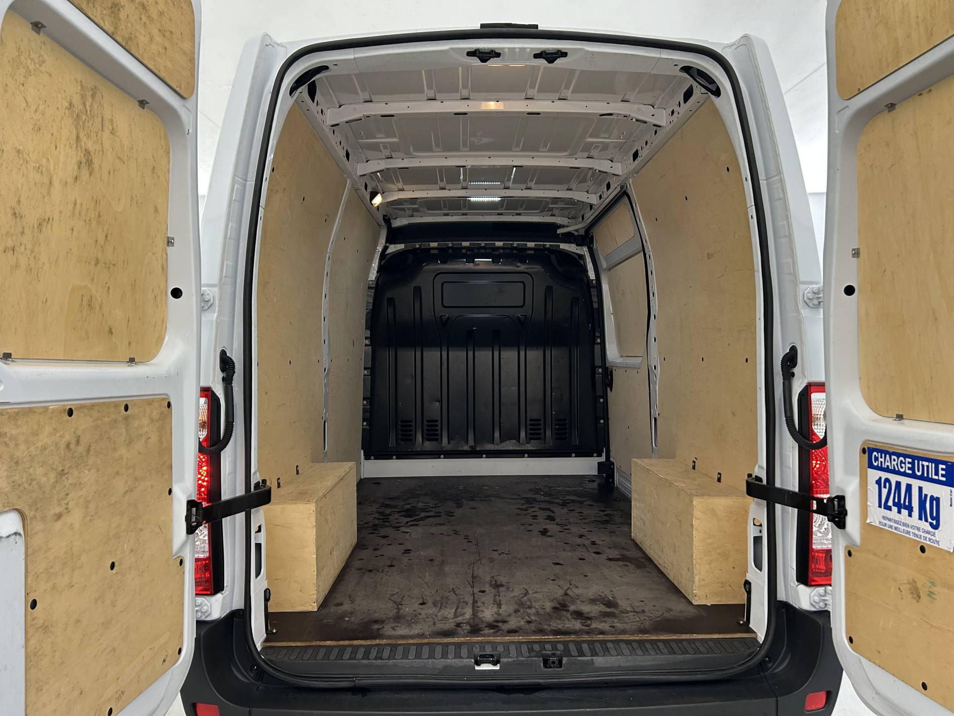 Vente en ligne Renault Master Fourgon MASTER FGN TRAC F3500 L2H2 BLUE DCI 135 au prix de 25 990 €