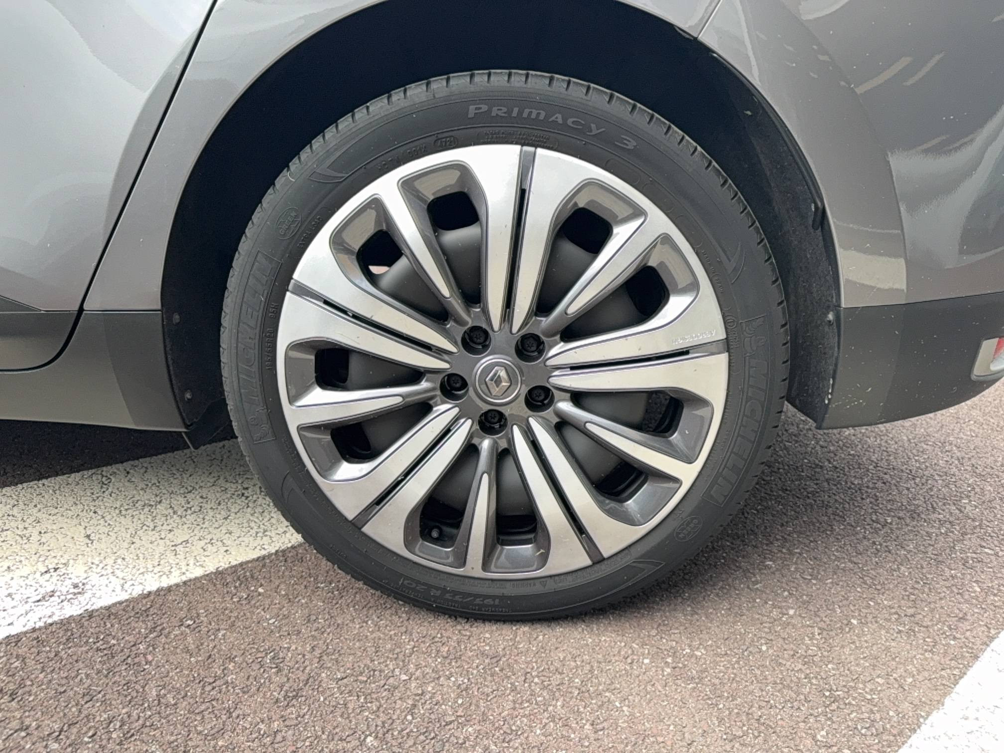 Vente en ligne Renault Grand Scenic 4 Grand Scenic TCe 140 EDC au prix de 22 830 €