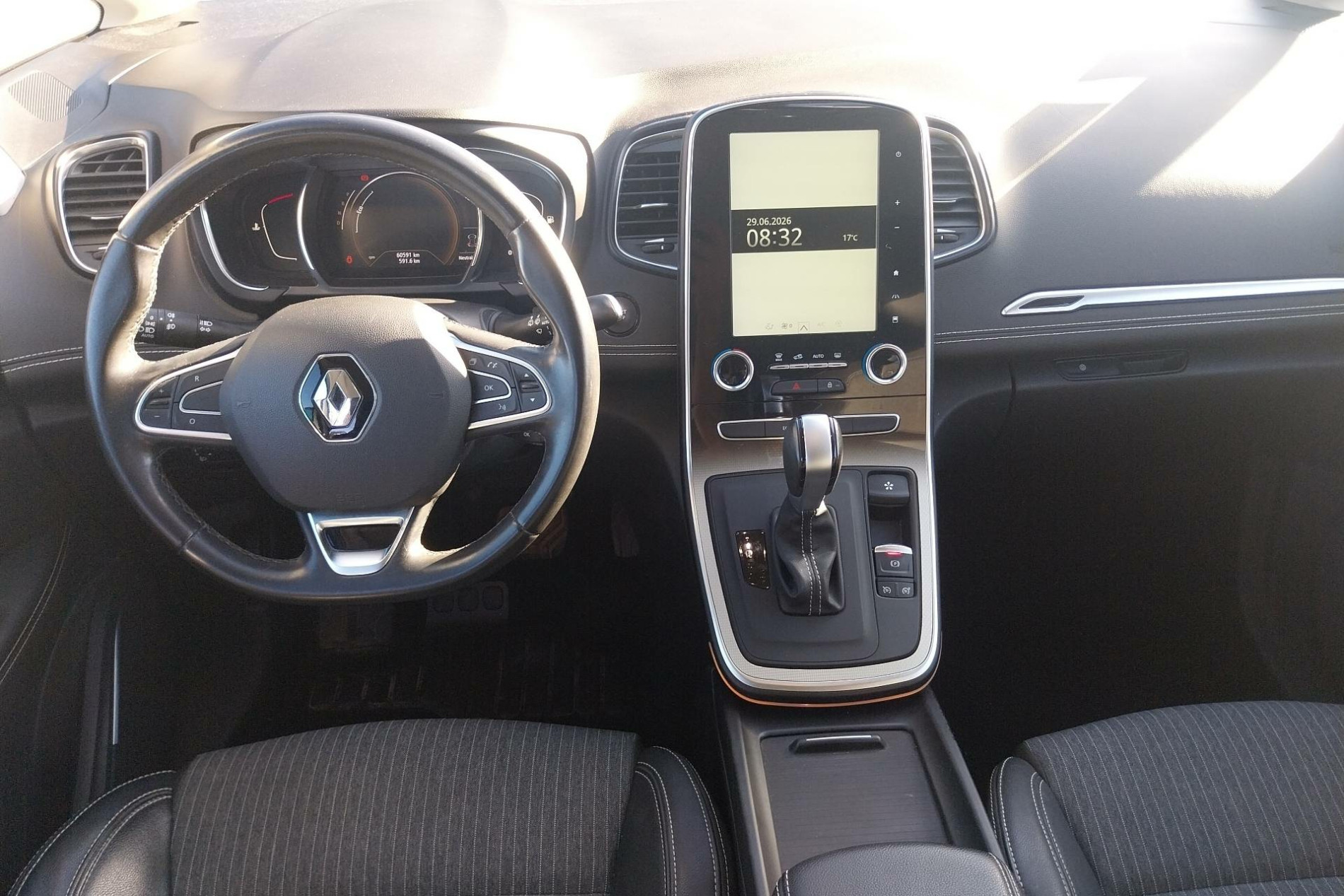 Vente en ligne Renault Scenic 4 Scenic TCe 140 FAP EDC au prix de 17 890 €