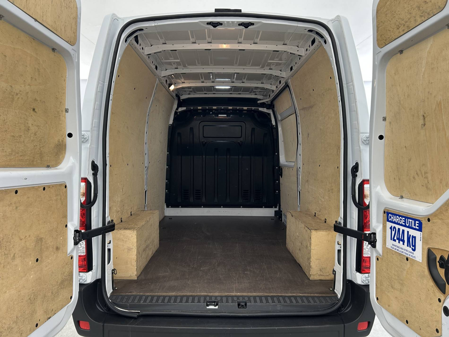 Vente en ligne Renault Master Fourgon MASTER FGN TRAC F3500 L2H2 BLUE DCI 135 au prix de 25 990 €