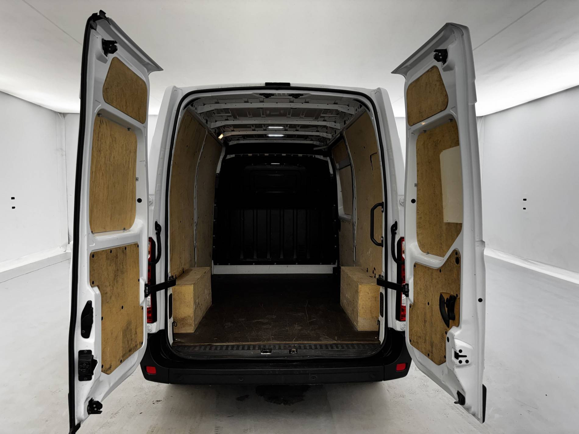 Vente en ligne Renault Master Fourgon MASTER FGN TRAC F3500 L2H2 BLUE DCI 135 au prix de 25 990 €