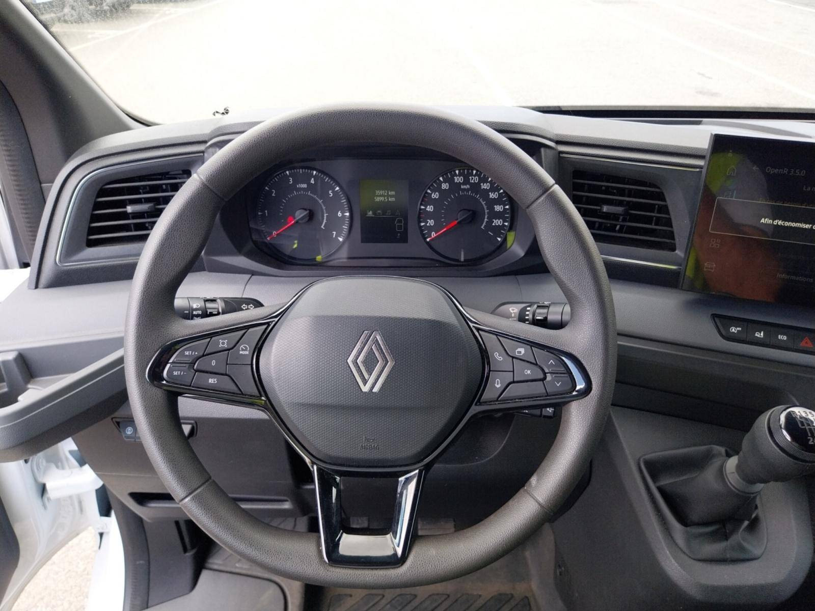 Vente en ligne Renault Master Fourgon MASTER FG BLUE DCI 130 L2H2 3T5 TR au prix de 28 490 €