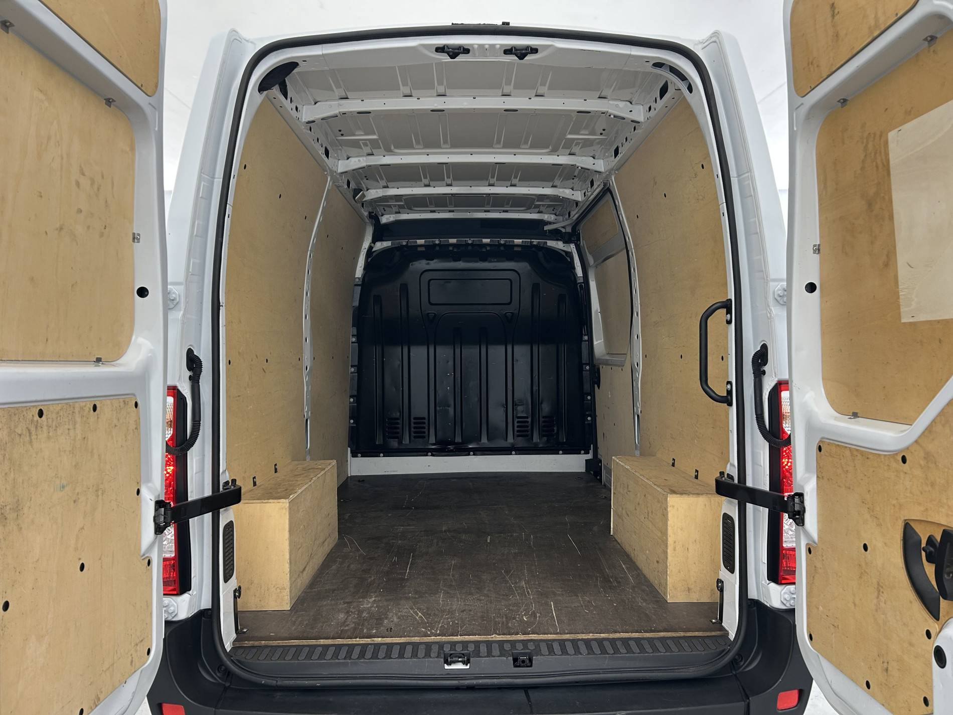 Vente en ligne Renault Master Fourgon MASTER FGN TRAC F3500 L2H2 BLUE DCI 135 au prix de 24 490 €