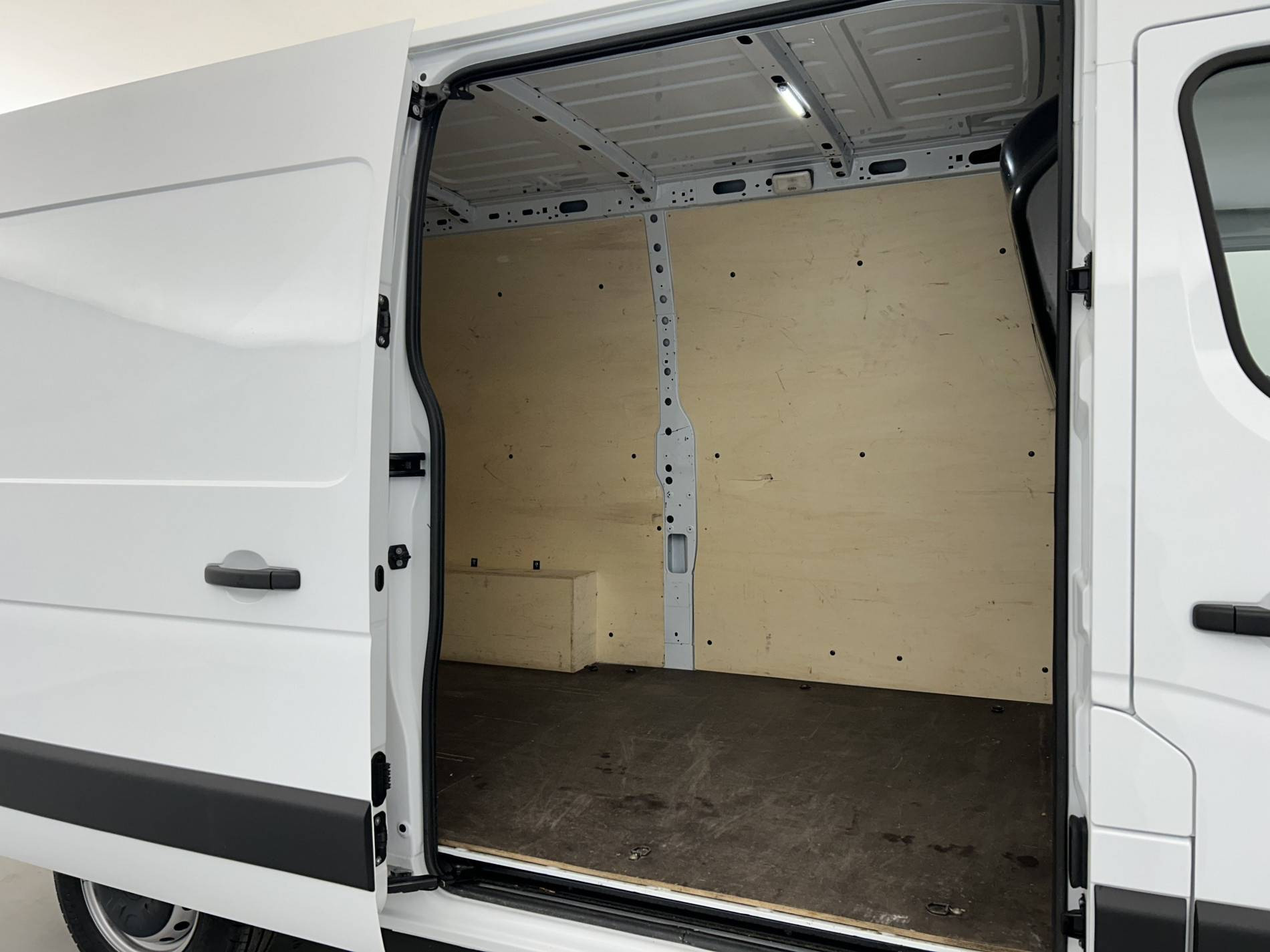 Vente en ligne Renault Master Fourgon MASTER FGN TRAC F3500 L2H2 BLUE DCI 135 au prix de 25 490 €