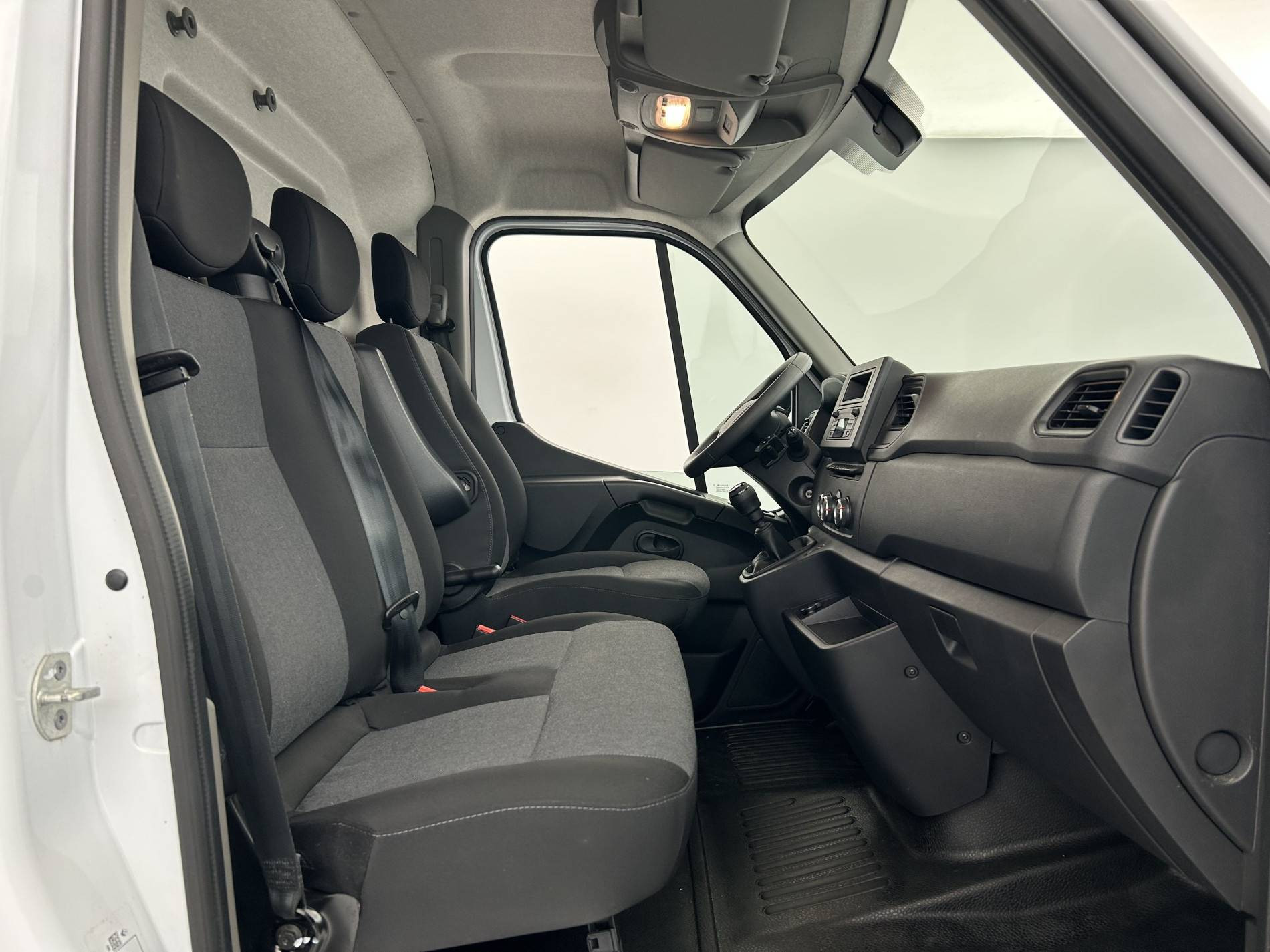 Vente en ligne Renault Master Fourgon MASTER FGN TRAC F3500 L3H3 BLUE DCI 135 au prix de 26 490 €