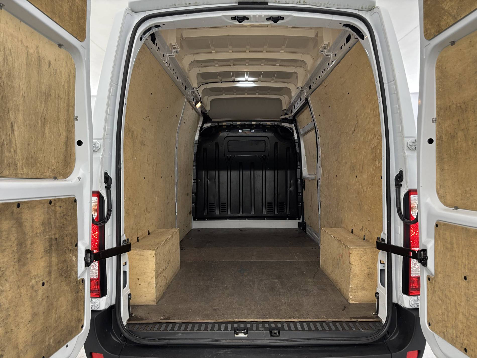 Vente en ligne Renault Master Fourgon MASTER FGN TRAC F3500 L3H3 BLUE DCI 135 au prix de 28 990 €