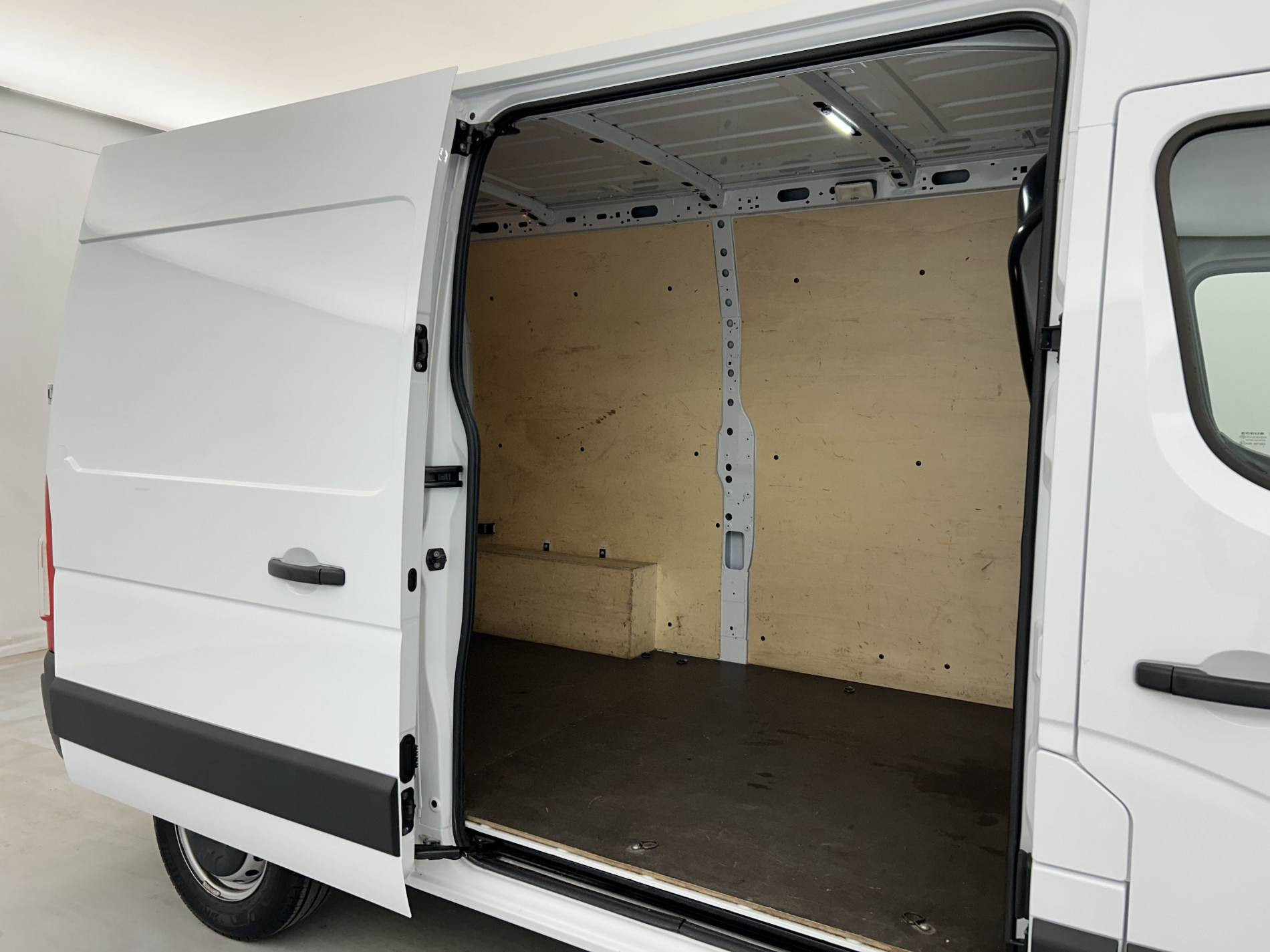 Vente en ligne Renault Master Fourgon MASTER CA TRAC F3500 L2H2 BLUE DCI 135 au prix de 26 490 €