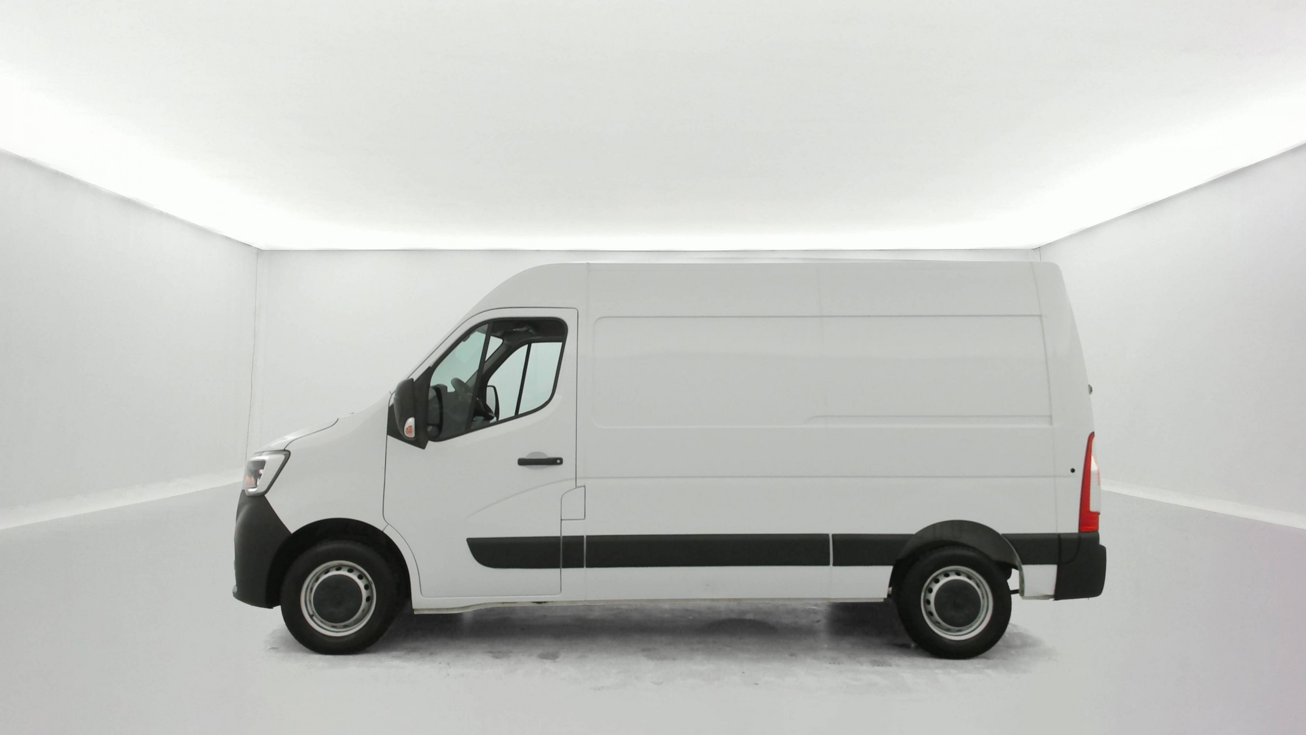 Vente en ligne Renault Master Fourgon MASTER FGN TRAC F3500 L2H2 BLUE DCI 135 au prix de 25 890 €