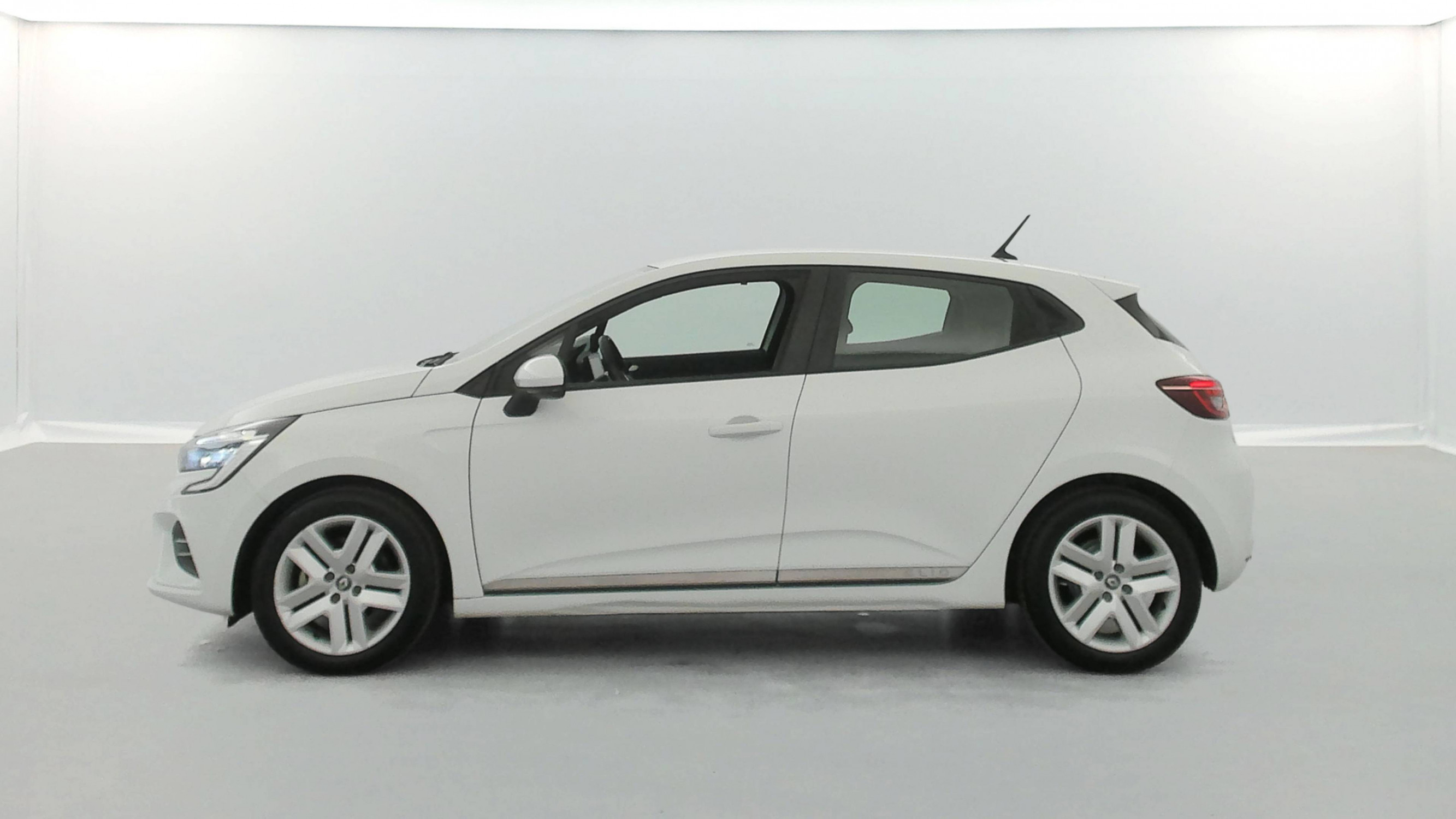 Vente en ligne Renault Clio 5 Clio E-Tech 140 - 21N au prix de 13 790 €