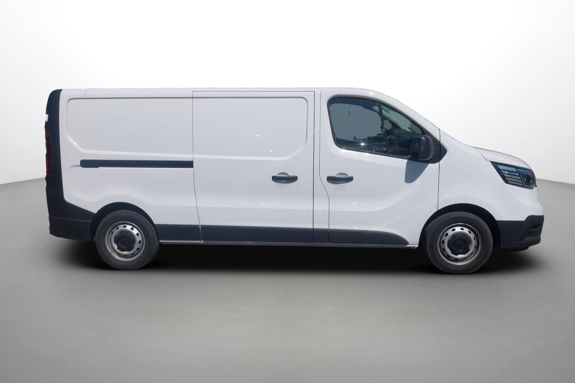 Vente en ligne Renault Trafic 3 Fourgon TRAFIC PC L2H1 3T BLUE DCI 150 au prix de 22 990 €