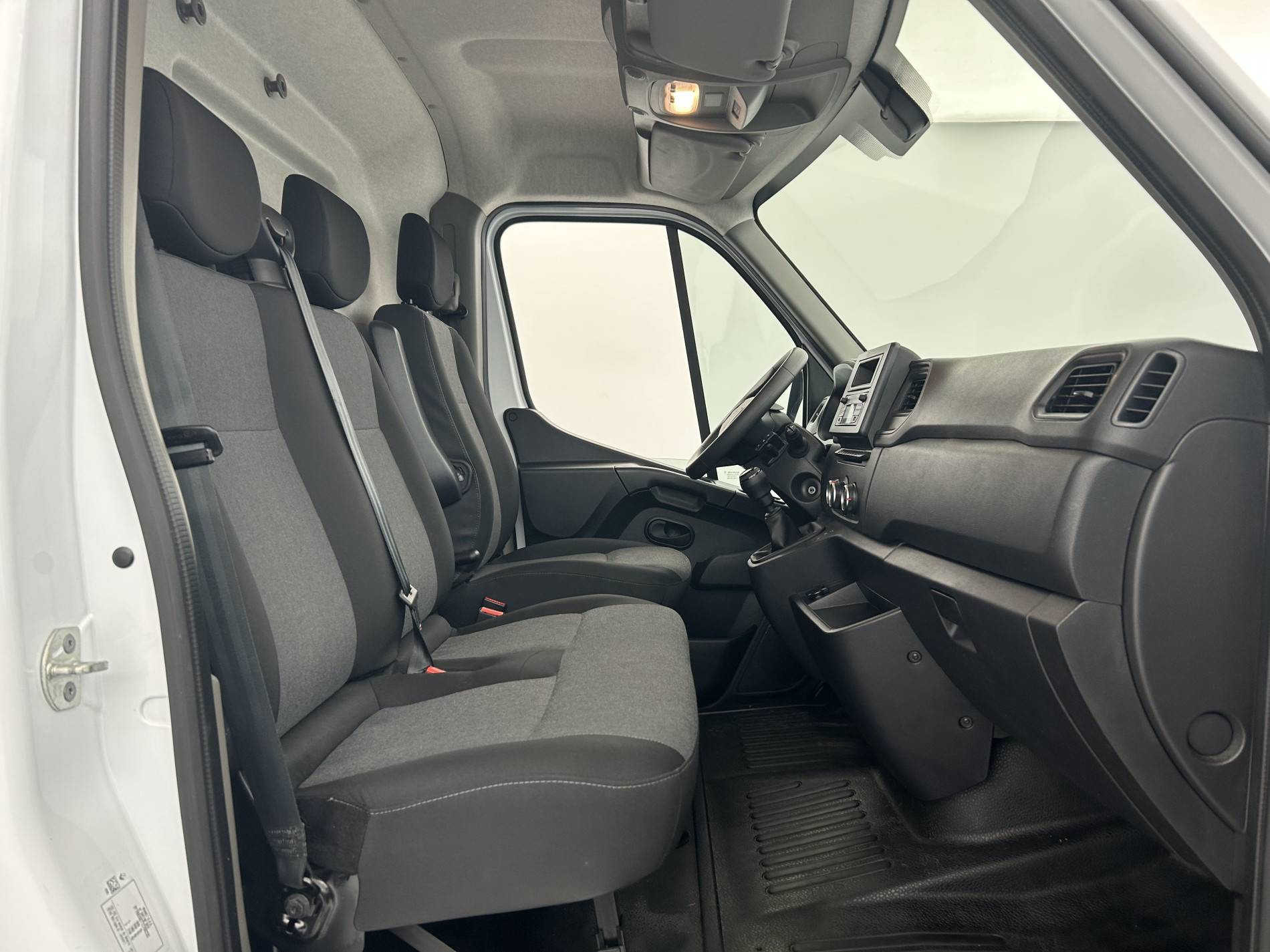 Vente en ligne Renault Master Fourgon MASTER FGN TRAC F3500 L3H3 BLUE DCI 135 au prix de 32 390 €