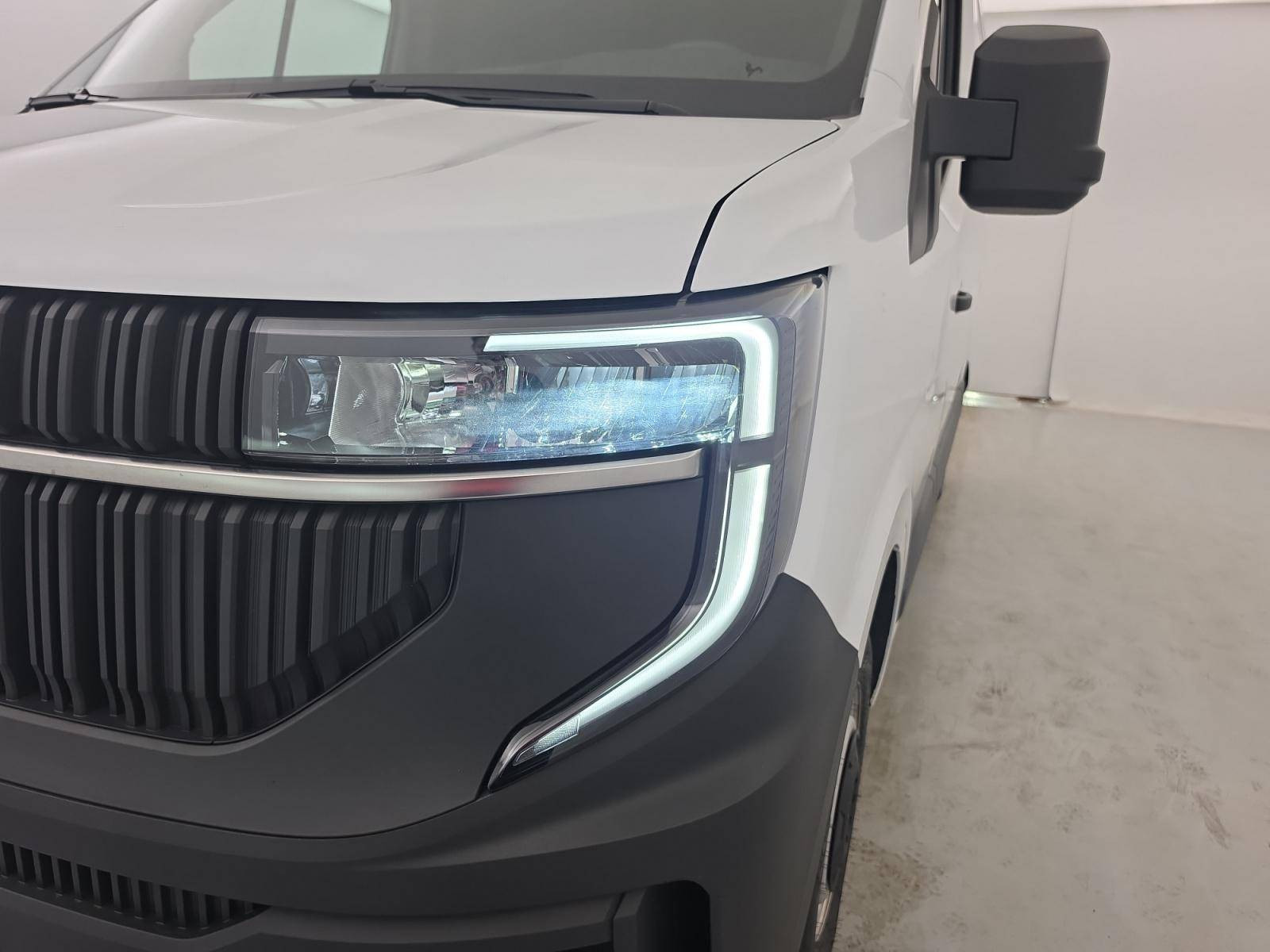 Vente en ligne Renault Master Fourgon MASTER FG BLUE DCI 130 L2H2 3T5 TR au prix de 28 490 €