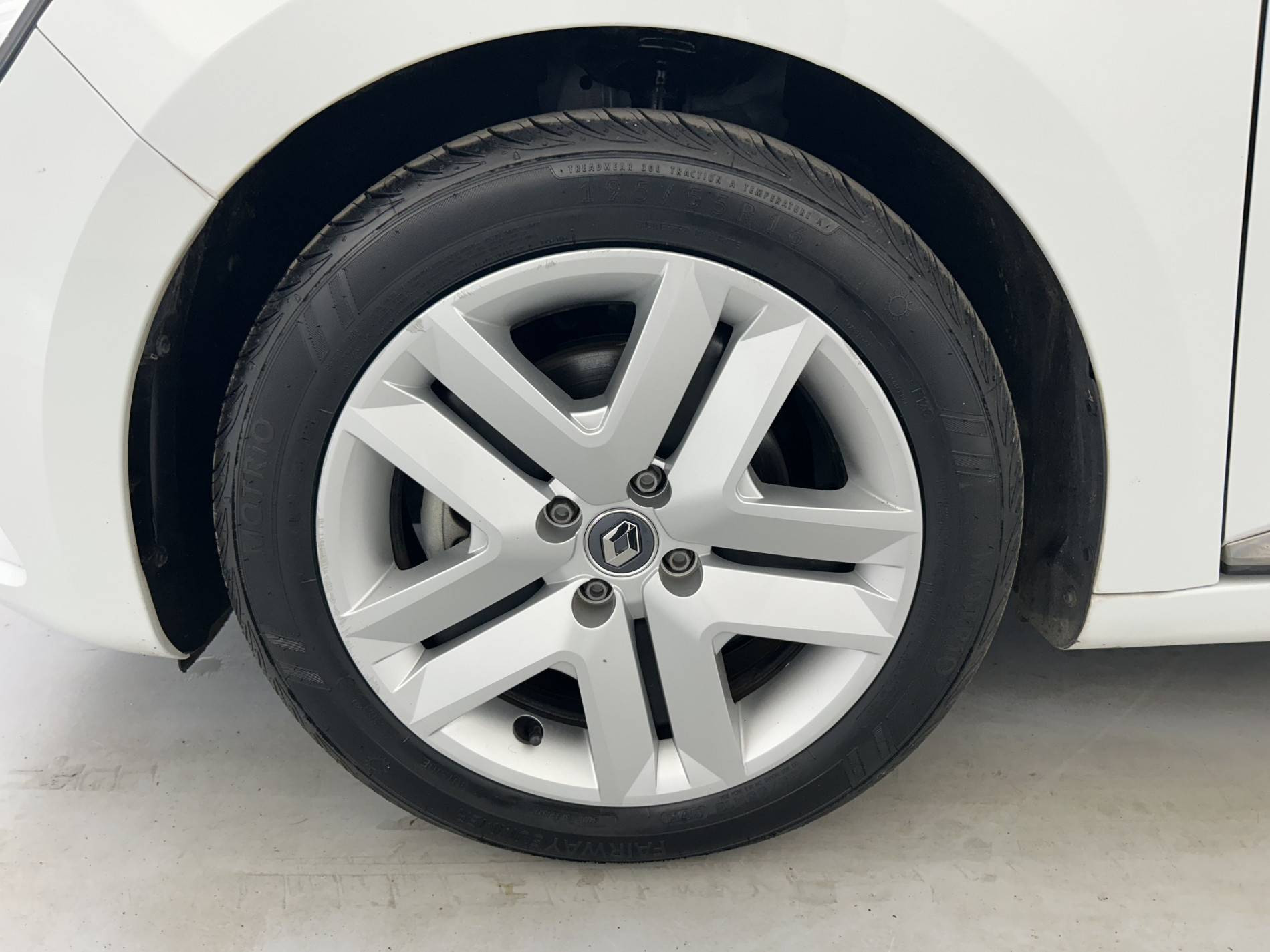 Vente en ligne Renault Clio 5 Clio E-Tech 140 - 21N au prix de 13 790 €