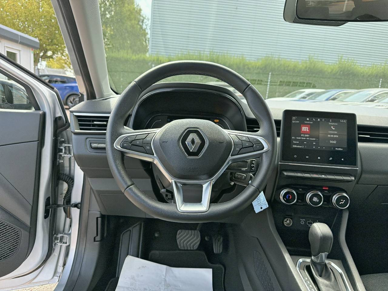Vente en ligne Renault Clio 5 Clio E-Tech full hybrid 145 au prix de 16 990 €