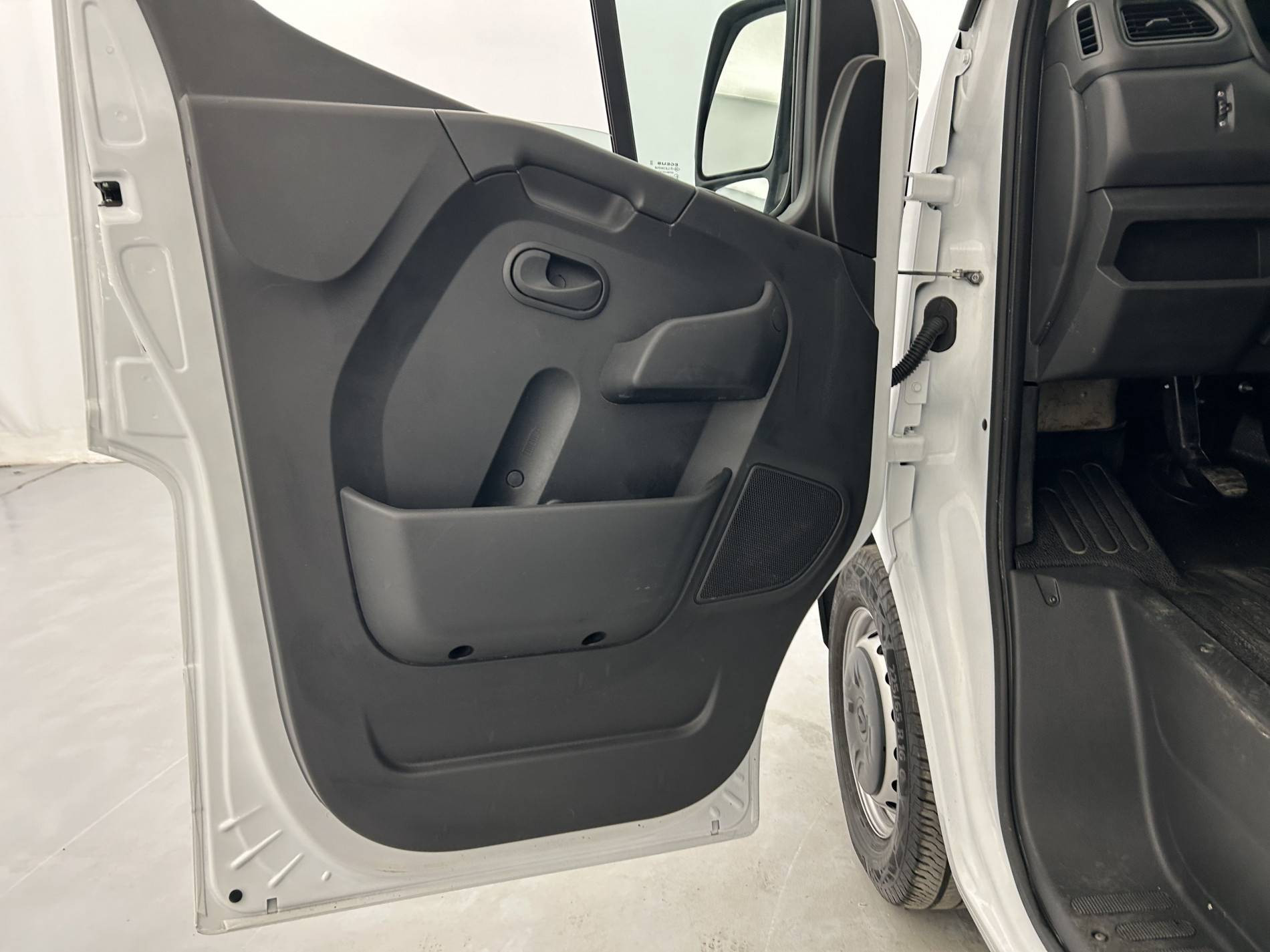 Vente en ligne Renault Master Fourgon MASTER FGN TRAC F3500 L2H2 BLUE DCI 135 au prix de 24 990 €