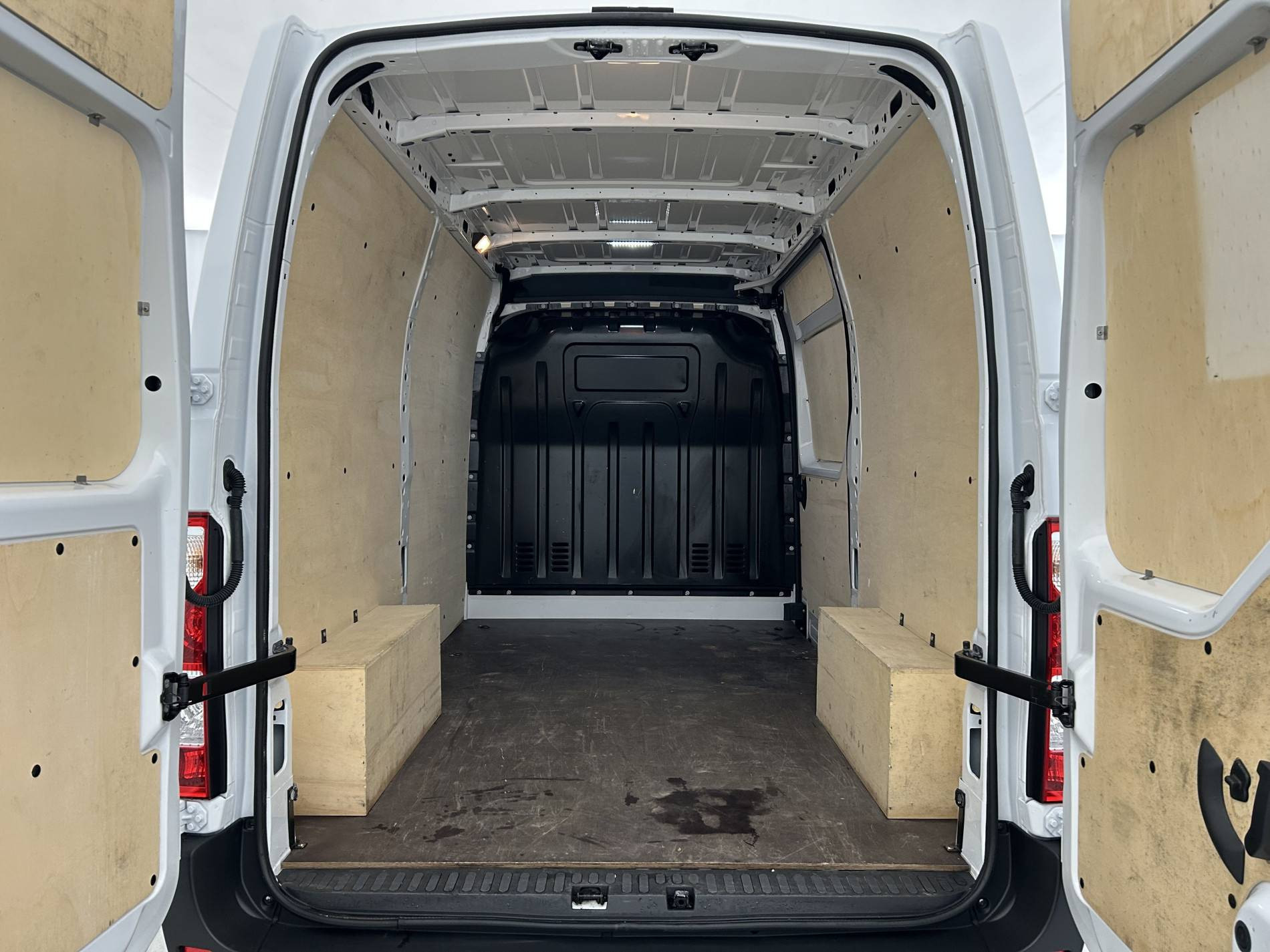 Vente en ligne Renault Master Fourgon MASTER FGN TRAC F3500 L2H2 BLUE DCI 135 au prix de 25 990 €