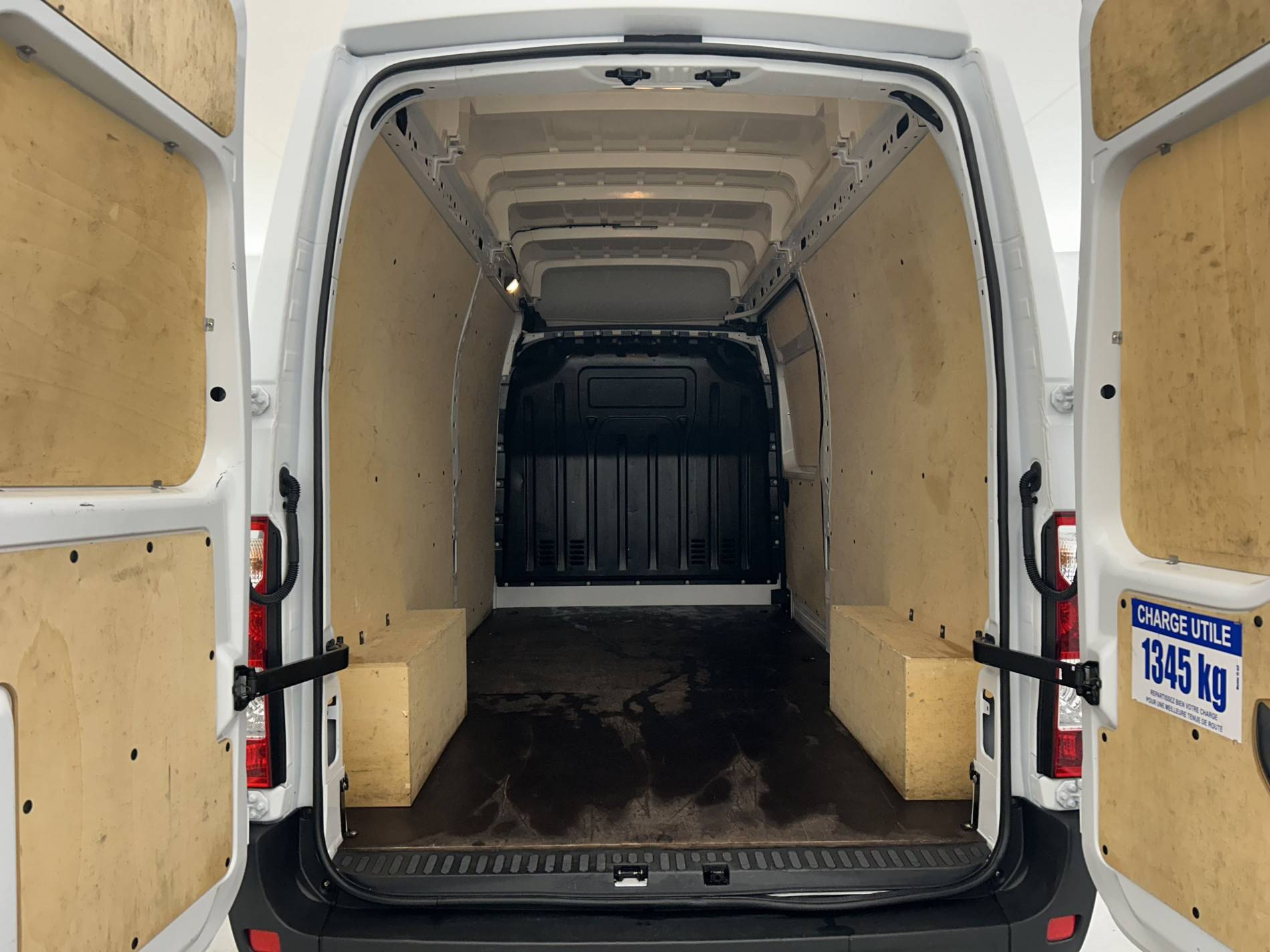 Vente en ligne Renault Master Fourgon MASTER FGN TRAC F3500 L3H3 BLUE DCI 135 au prix de 28 790 €