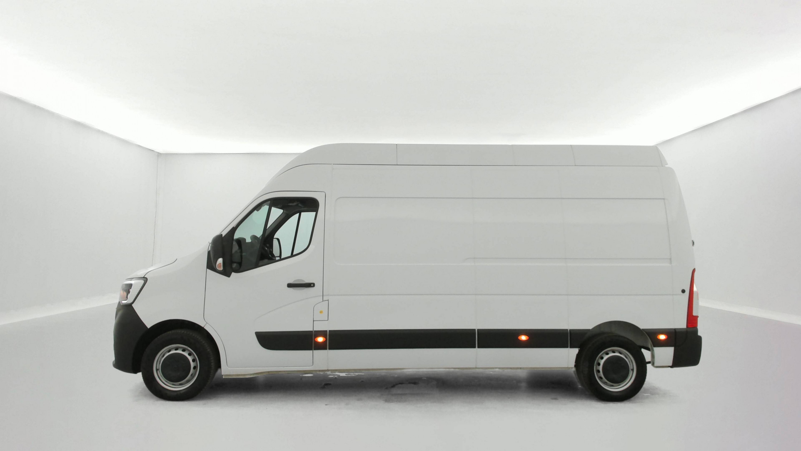 Vente en ligne Renault Master Fourgon MASTER FGN TRAC F3500 L3H3 BLUE DCI 135 au prix de 26 490 €