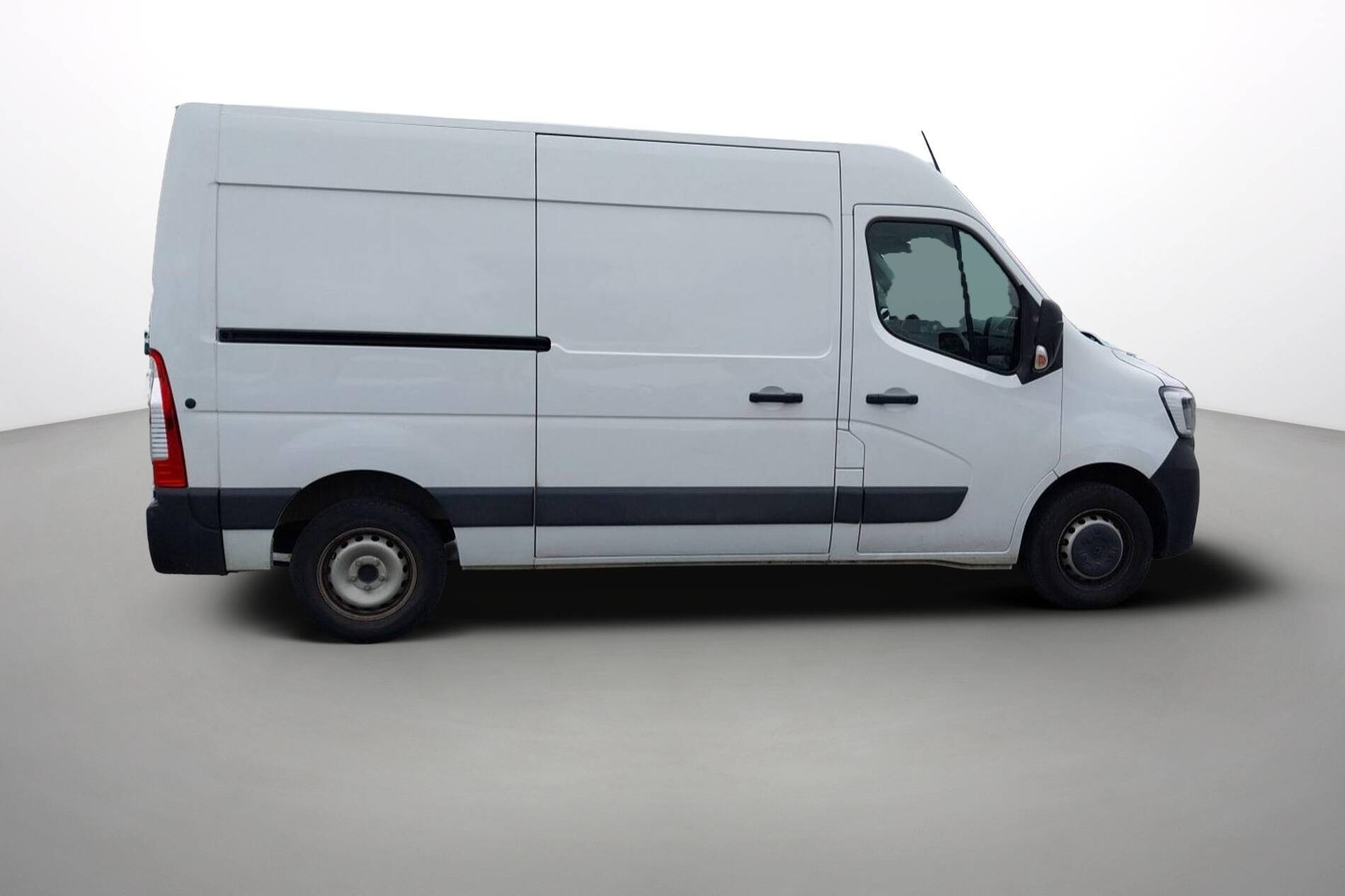 Vente en ligne Renault Master Fourgon MASTER FGN TRAC F3500 L2H2 BLUE DCI 135 au prix de 27 490 €