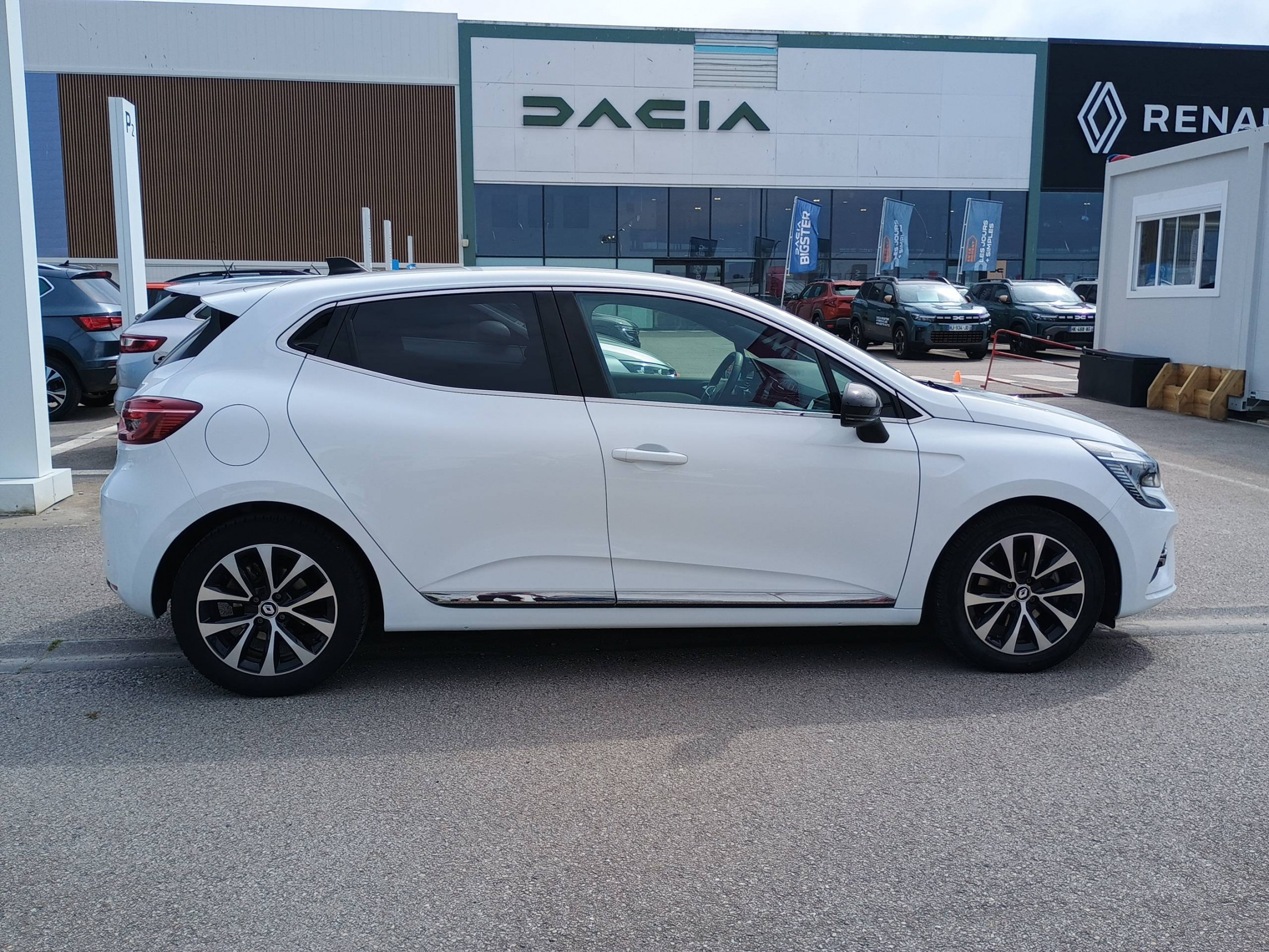 Vente en ligne Renault Clio 5 Clio E-Tech full hybrid 145 au prix de 16 990 €
