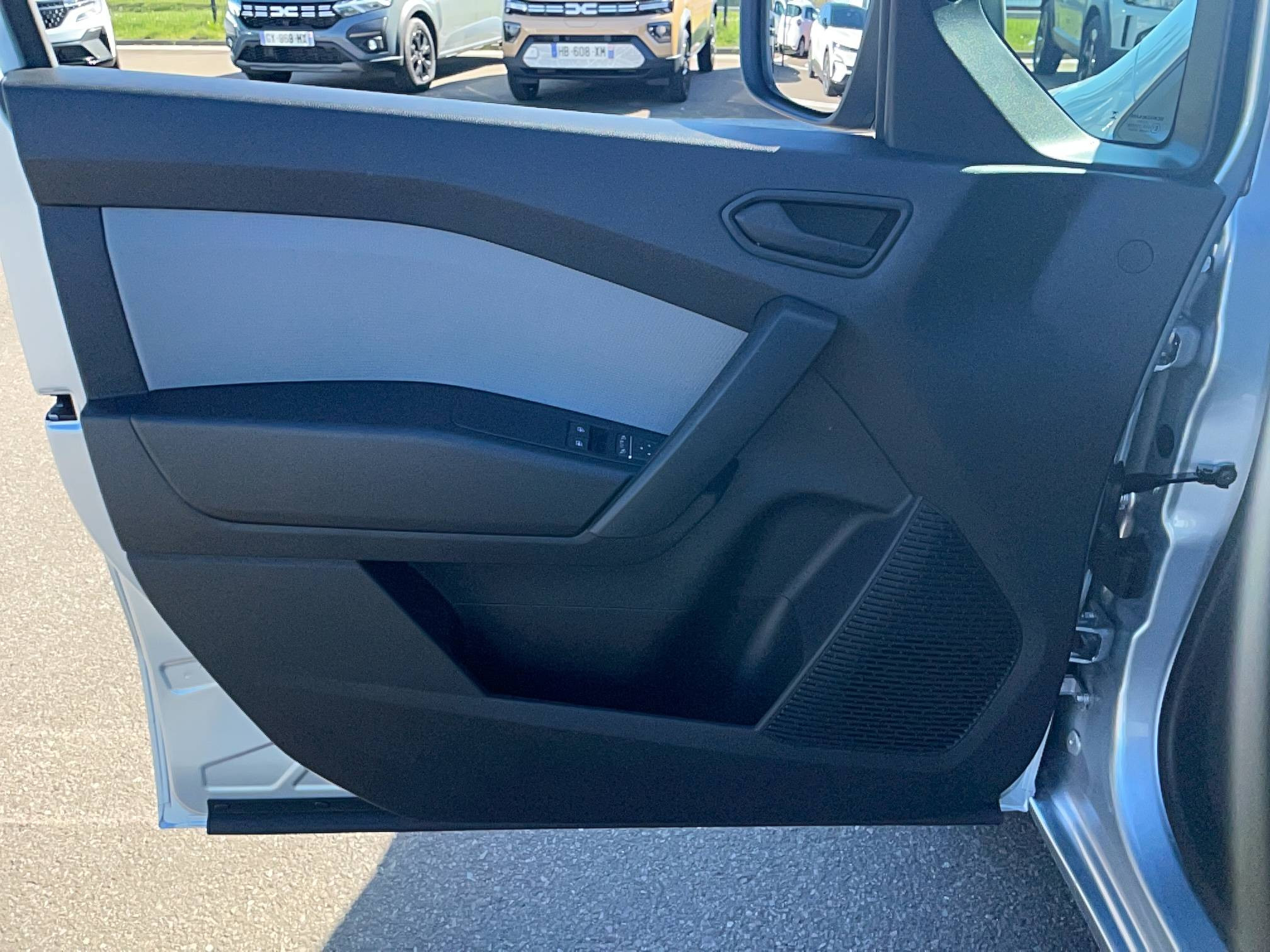 Vente en ligne Renault Kangoo Van E-Tech  FG TOLE L1 AC22/DC80 GSR2 au prix de 29 991 €