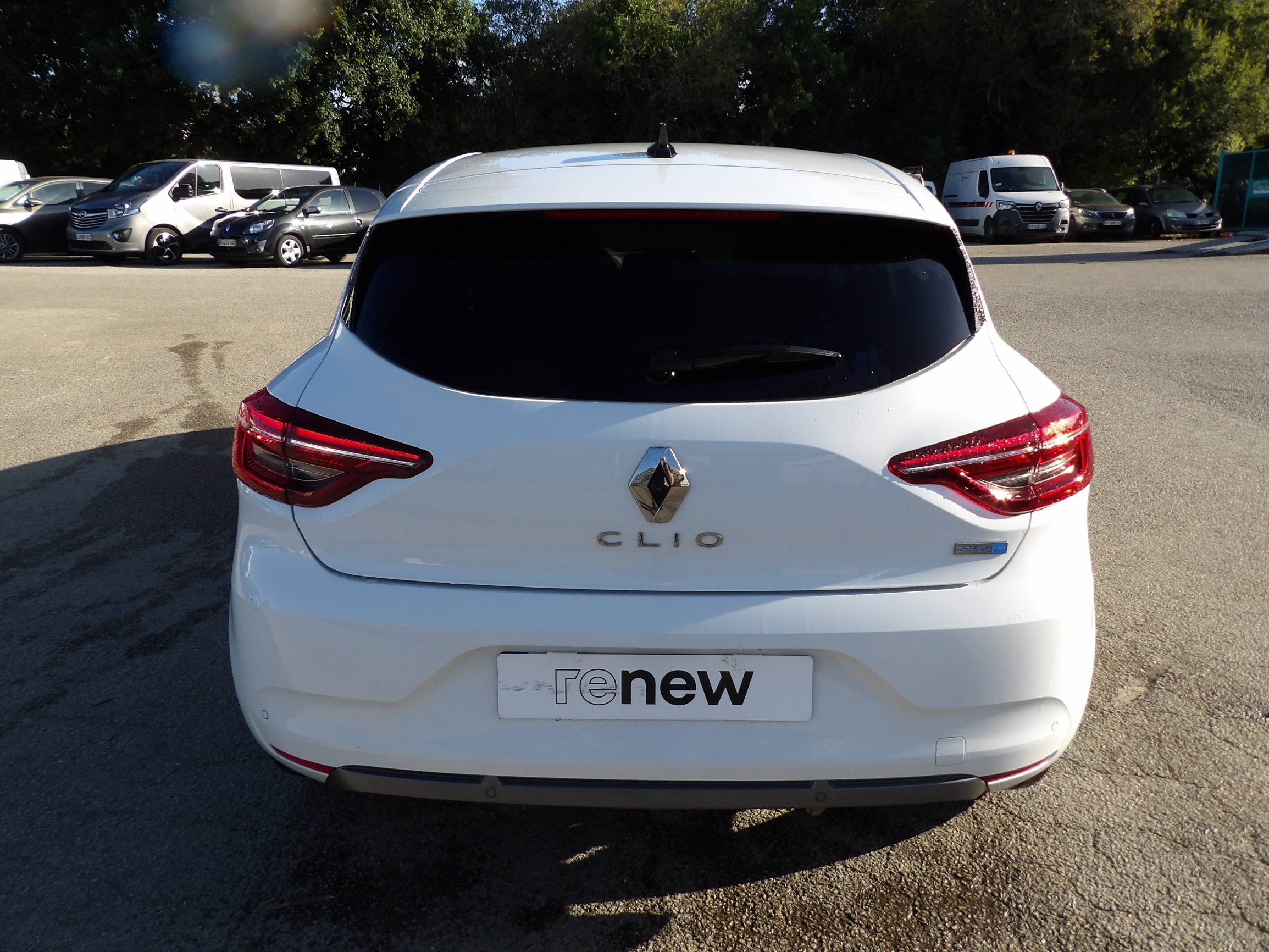 Vente en ligne Renault Clio 5 Clio E-Tech 140 - 21N au prix de 17 999 €