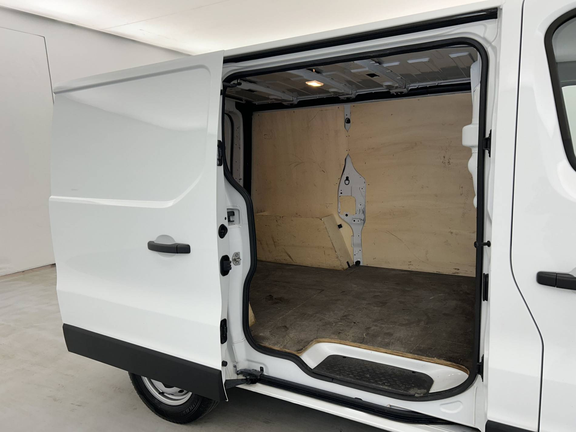 Vente en ligne Renault Trafic 3 Fourgon TRAFIC FG BLUE DCI 130 L1H1 3T GSR2 au prix de 23 999 €