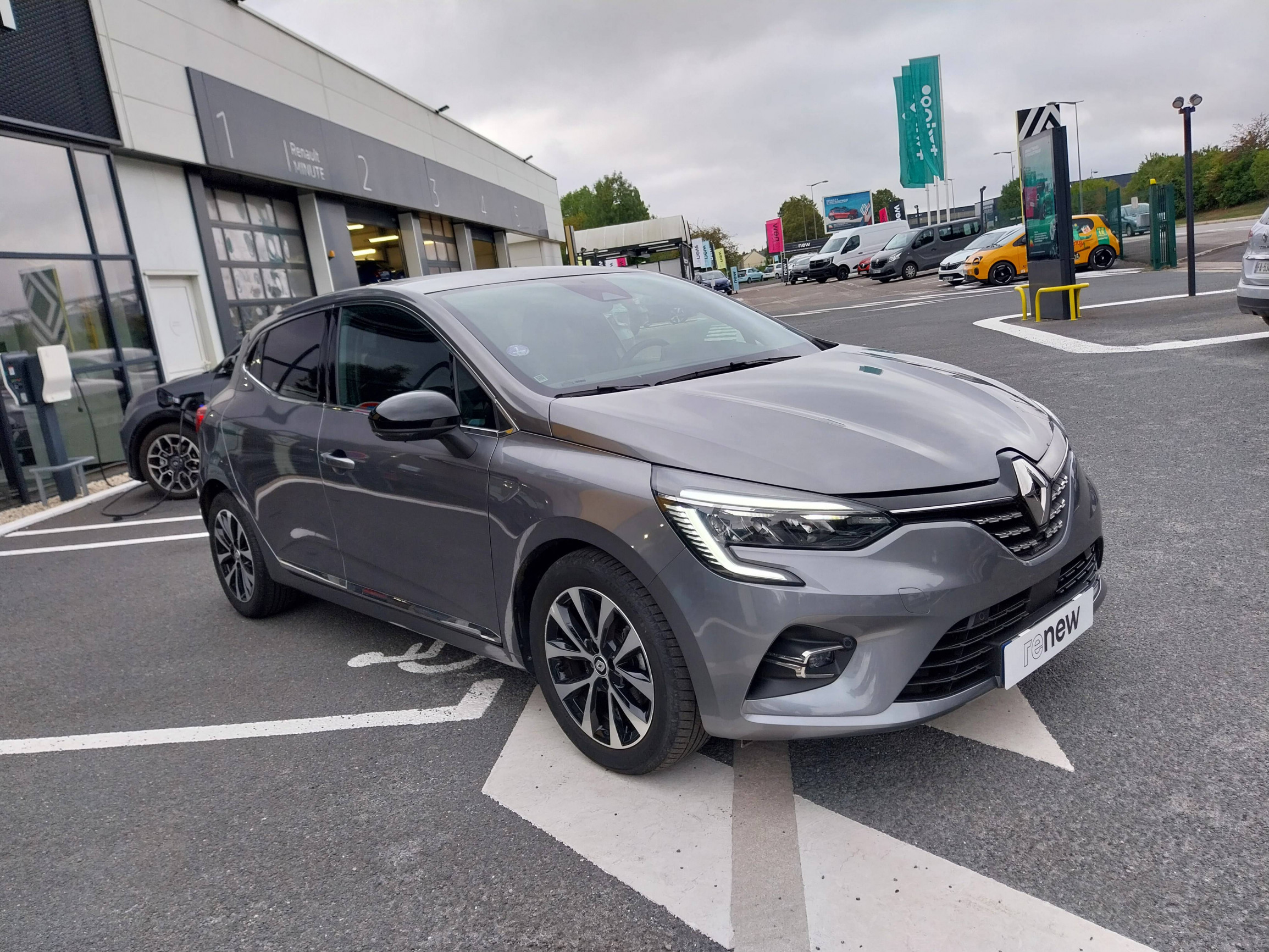 Vente en ligne Renault Clio 5 Clio E-Tech full hybrid 145 au prix de 19 000 €