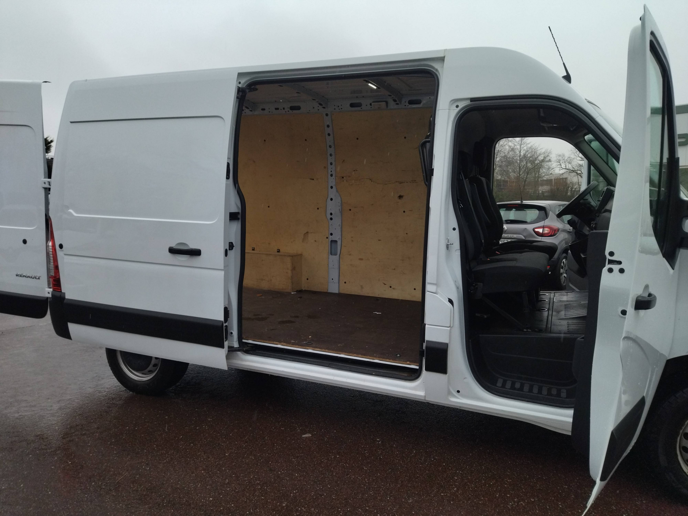 Vente en ligne Renault Master Fourgon MASTER FGN TRAC F3500 L2H2 BLUE DCI 135 au prix de 22 788 €