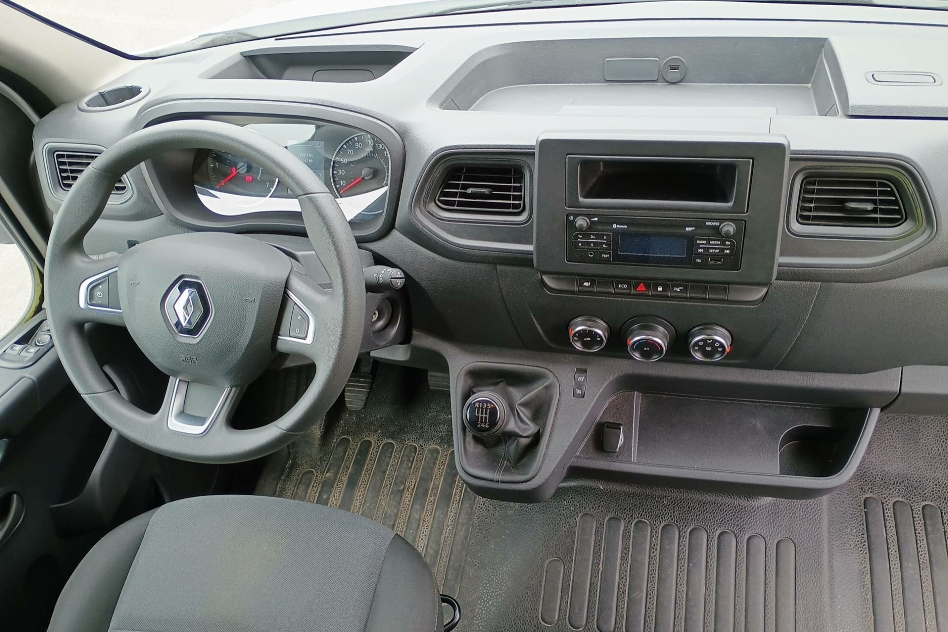 Vente en ligne Renault Master Fourgon MASTER FGN TRAC F3500 L2H2 BLUE DCI 135 au prix de 25 490 €