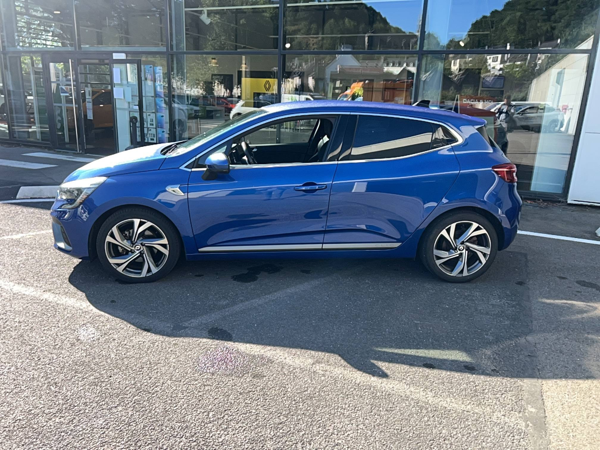 Vente en ligne Renault Clio 5 Clio E-Tech 140 - 21N au prix de 17 490 €